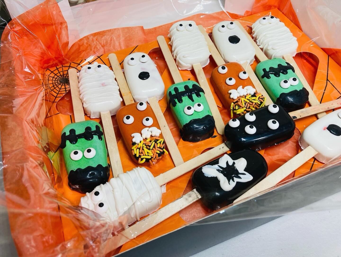 👻 Trick or Treat&hellip; 👻 

Our member @_petiteboulangerie created something wonderfully wicked for their corporate client. 
🎃
@_petiteboulangerie created classic halloween characters, and even added a &ldquo;trick or treat&rdquo; which you would