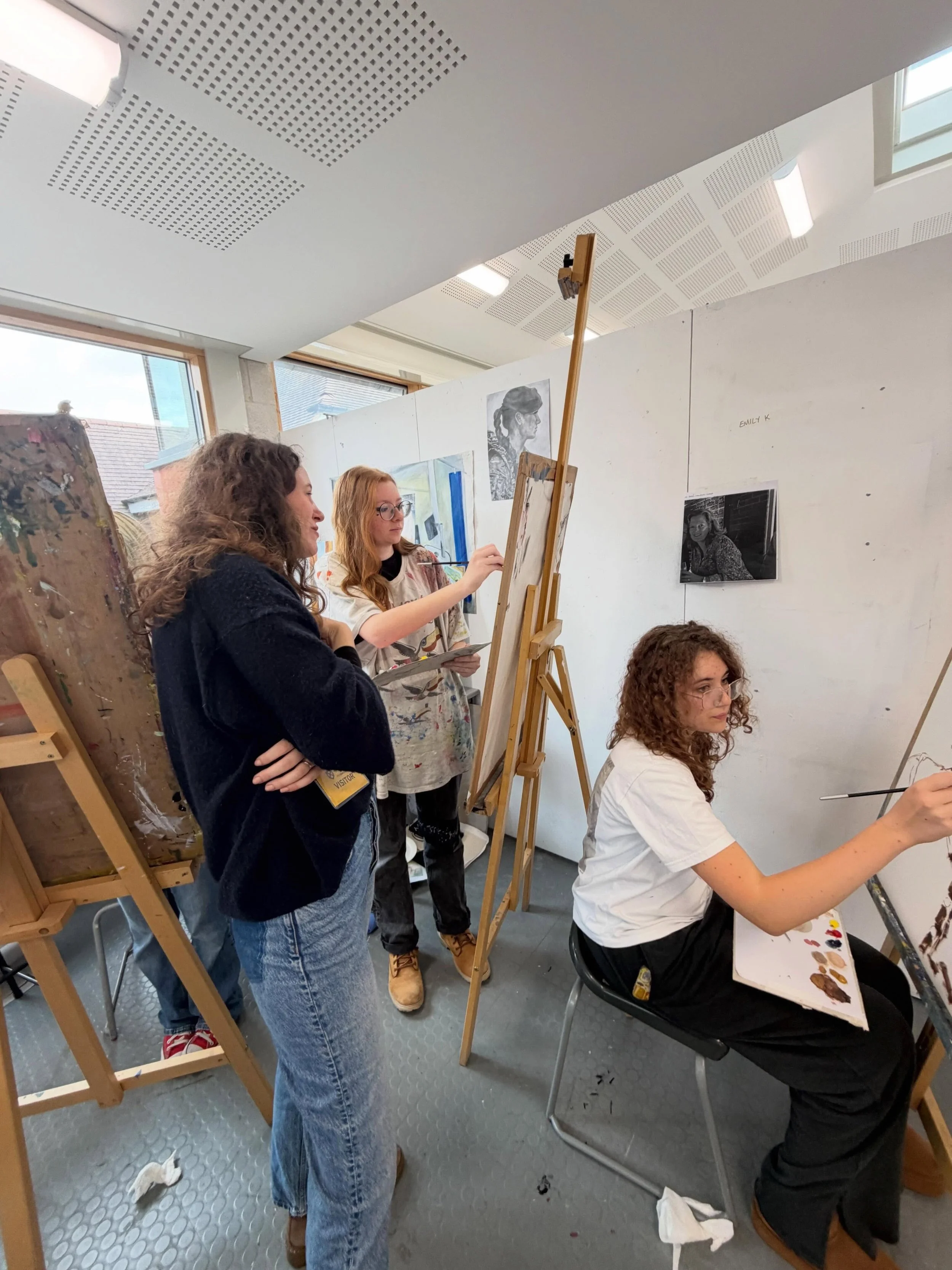 Our member @stahschool was delighted to welcome @moragcaister to work with their A Level Art students!
🎨
Morag is a British artist represented by RHODES Gallery, London, where her current exhibition, Watching the City, is on display. In 2022, Morag 