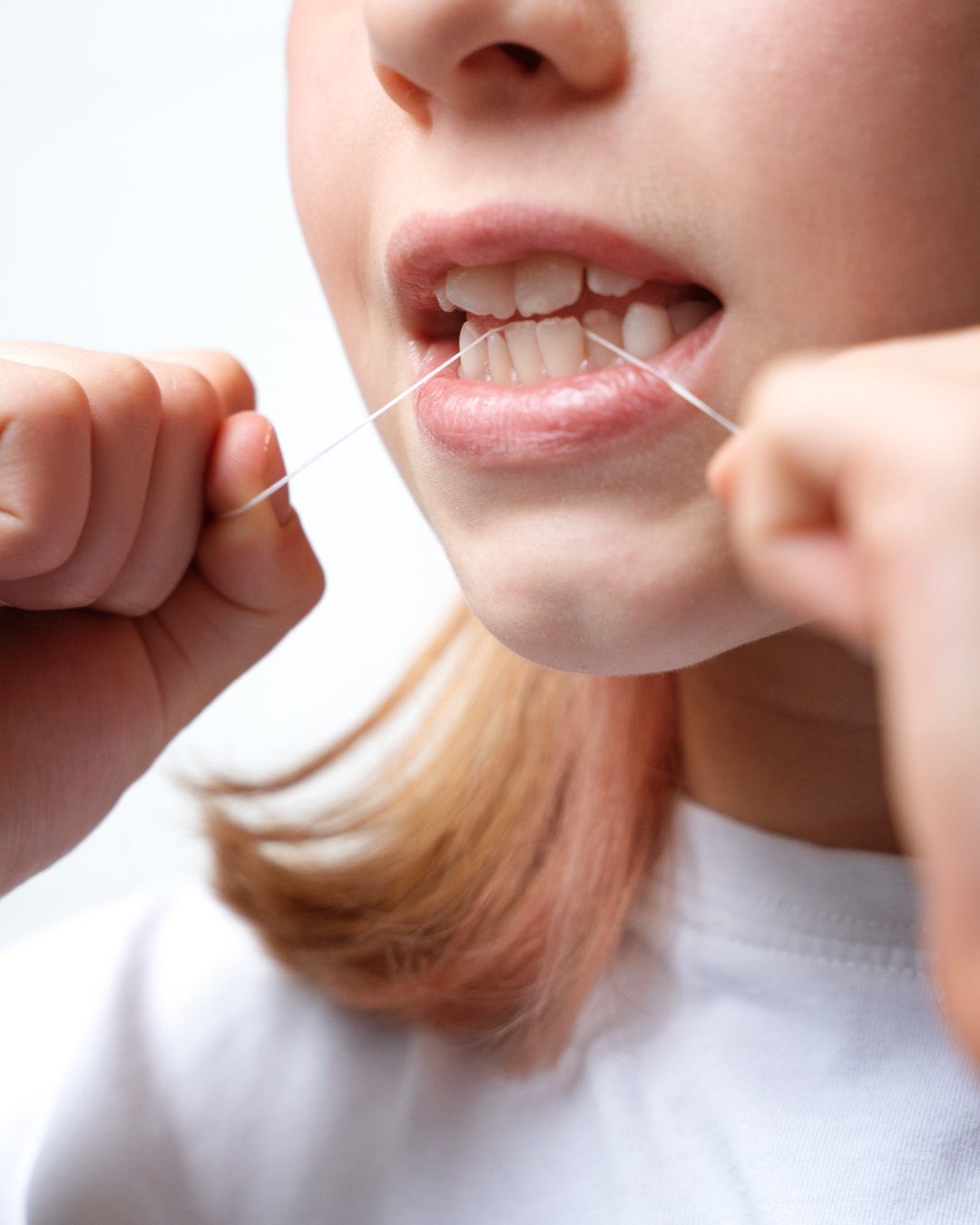 🦷 Tu ai introdus ața dentară &icirc;n rutina de igienă orală zilnică? Este un pas simplu, dar esențial pentru sănătatea gingiilor și a dinților!

Ața dentară ajută la &icirc;ndepărtarea resturilor alimentare, reduce riscul apariției cariilor și ajut
