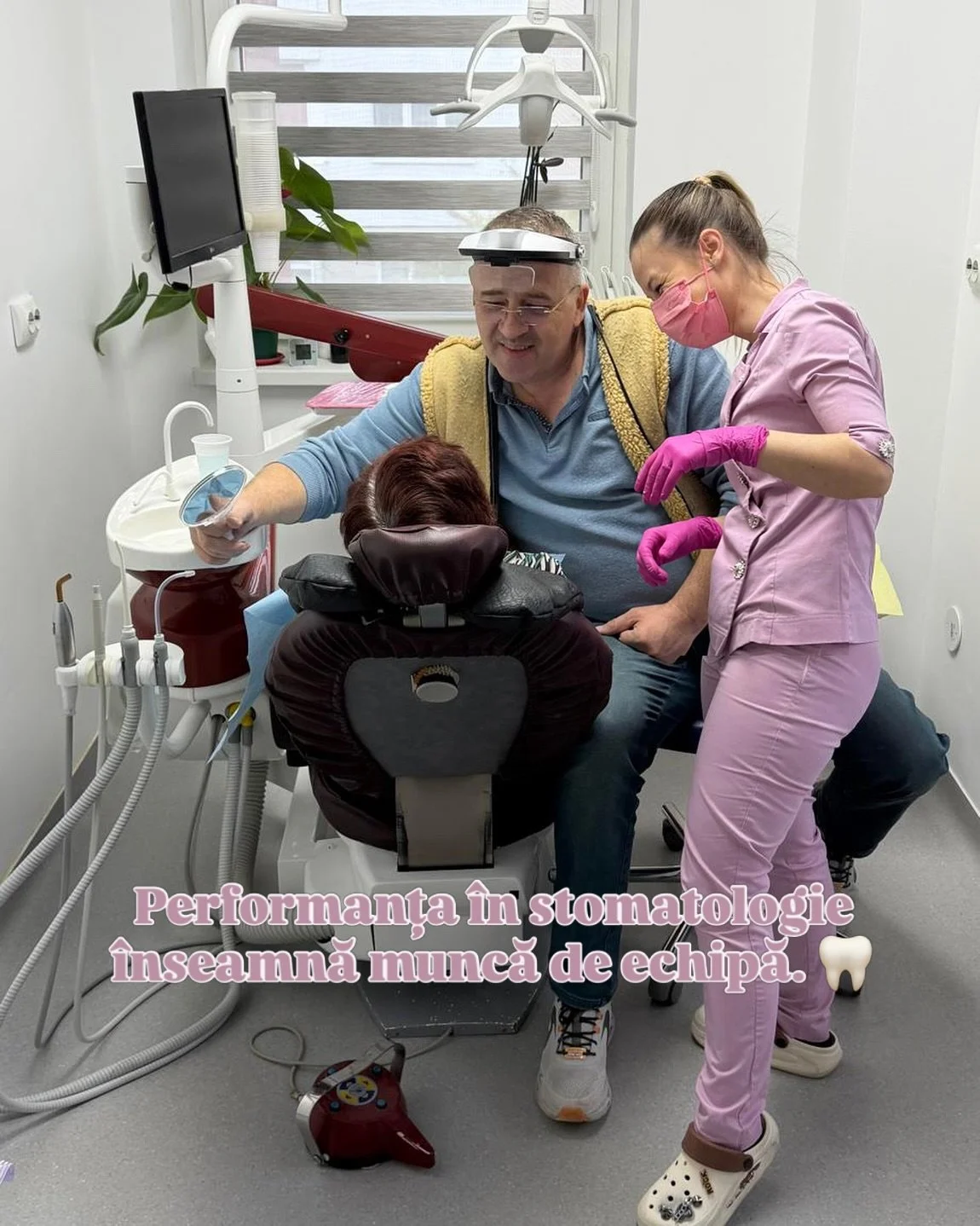 Performanța &icirc;n stomatologie &icirc;nseamnă muncă de echipă. 🦷

La Clinica Stomdas, relația dintre medicul stomatolog și tehnicianul dentar este esențială &icirc;n realizarea lucrărilor protetice de &icirc;naltă precizie.

Medicul stabilește di