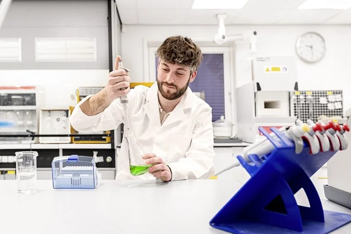 Werkportret van medewerker in een lab in Eindhoven