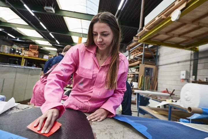 Portret van medewerker aan het werk in werkplaats