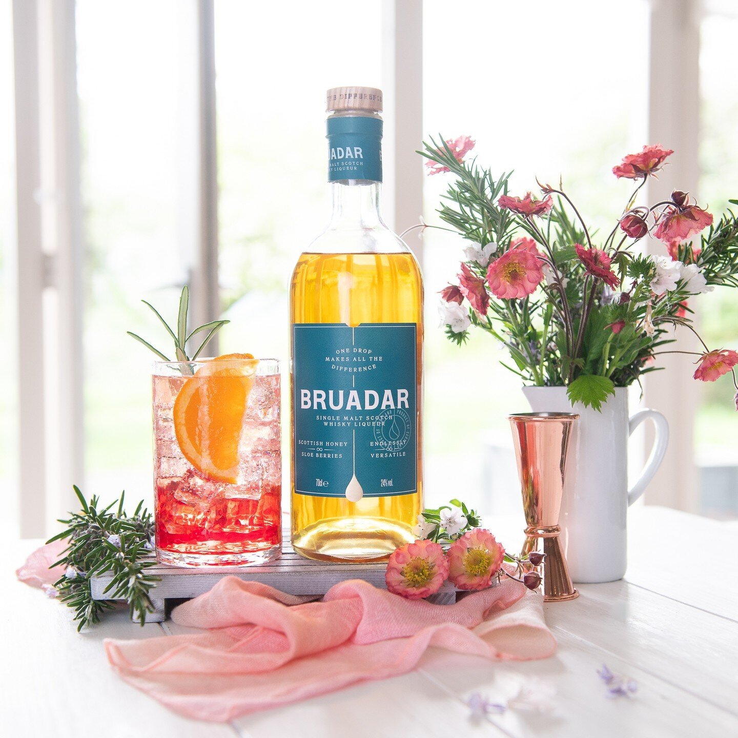 The Summer Cup, created by @scottishmixology , is a great whisky twist on a seasonal classic with a bitter liqueur perfectly balanced with Bruadar's honey notes and some citrusy tonic. Raid your herb garden, add a slice of fresh orange and enjoy. Eas