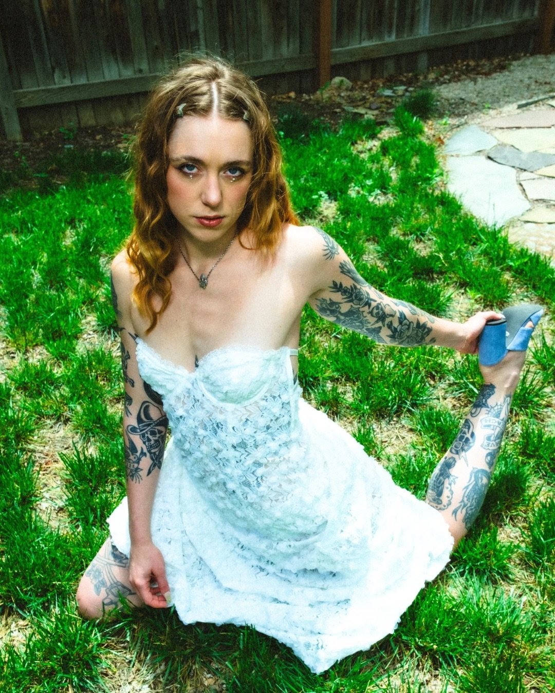 virgin suicides | sad girl 🪻

styled shoot with @rickie.mav @35mm.rick 

Cute little cameo by Poe the sweet baby kitty 
Dress and lace collar by @forloveandlemons 
 
#y2k #sadclown #tumblraesthetic #virginsuicides #styledshoot