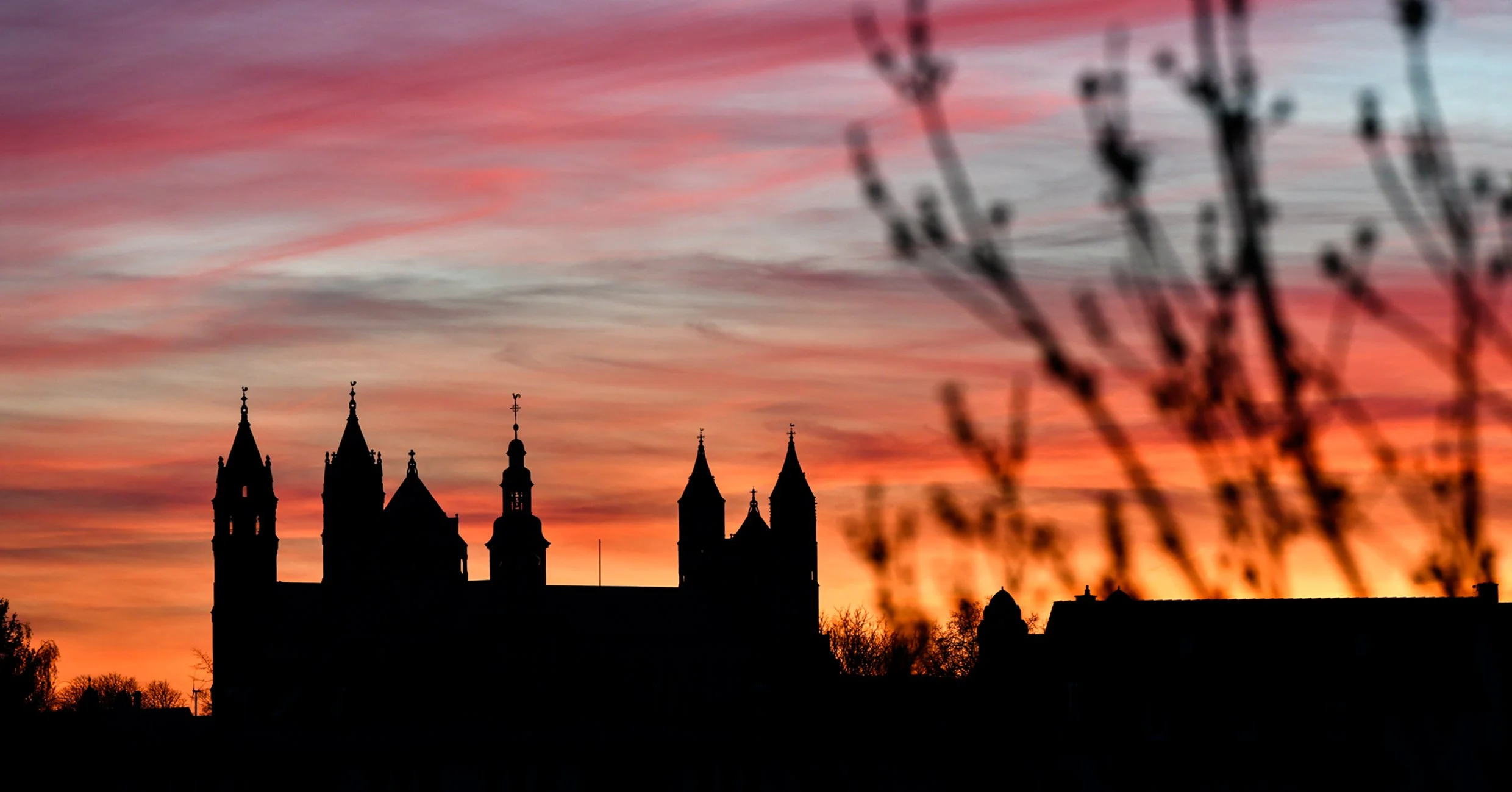 Dom in Flammen_webBEL Kopie.jpg