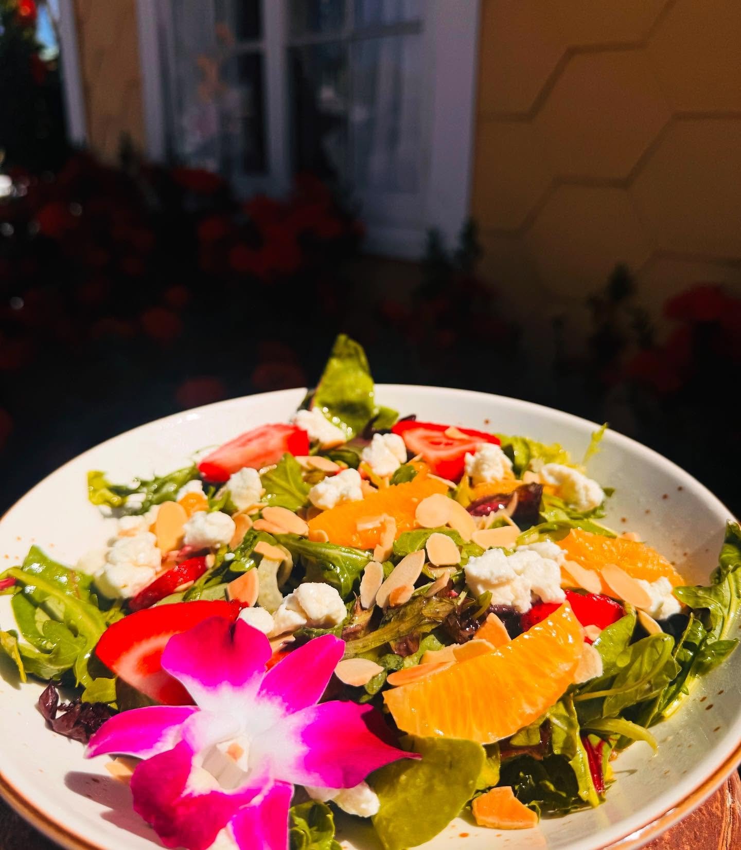 The Strawberry Citrus Salad 🥗 
strawberries, fennel, pickled onions, oranges, goat cheese, sliced almonds and a lemon dill vinaigrette.