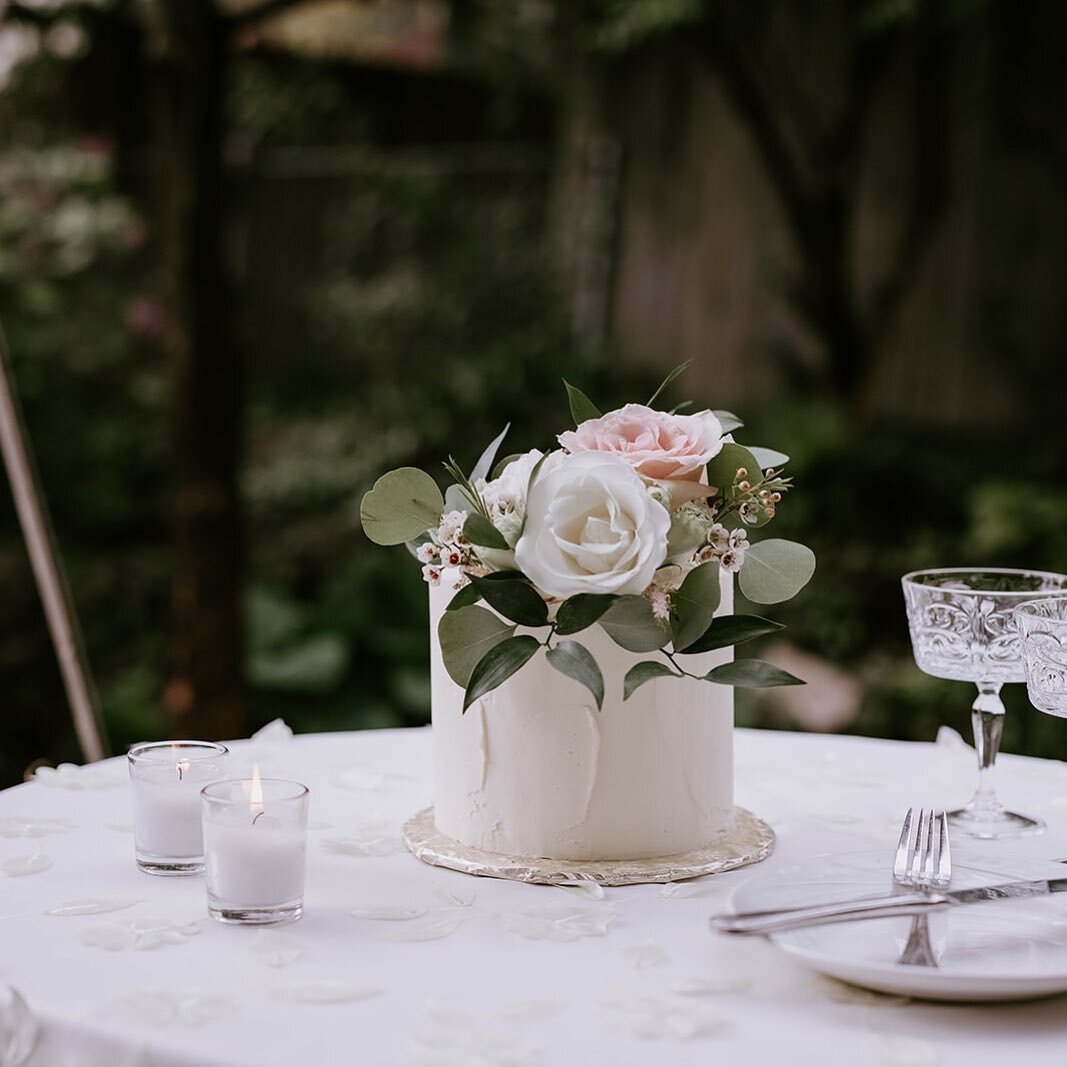 kindness is like sugar, it makes life taste a little sweeter 💗

here's your daily reminder to take care of your mental health. put down your phone &amp; live in the moment. happy monday, friends! 

photo @_tammicamp 
cake @madebylia 
florals @rouge_