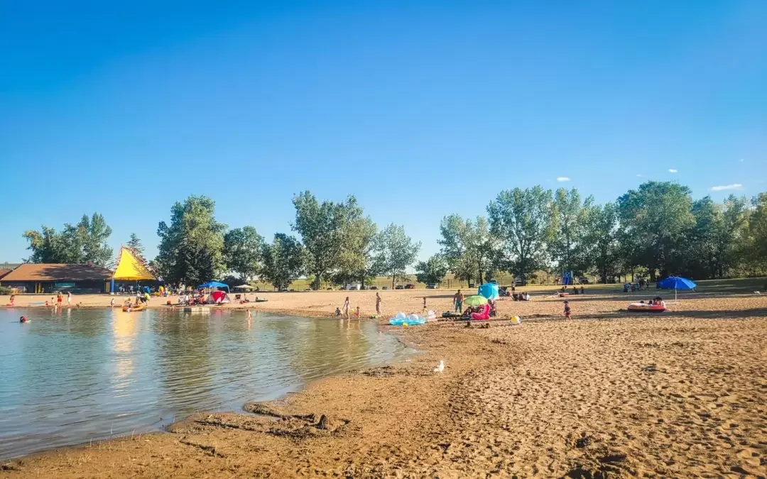 Best Calgary &amp; Alberta Lakes for Beach Games This Summer