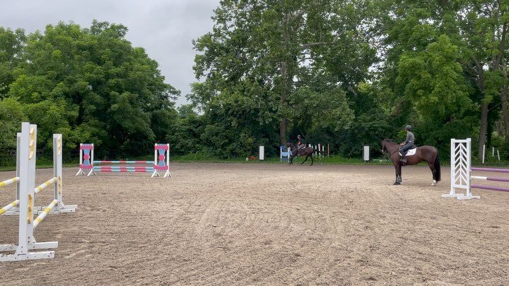 Druzy got a little school from superwoman @sarakm_overlookf before I hopped on this morning. It is so helpful to watch a pro ride your horse. It really helps to visualize what I need to do with my riding to get these results 👏🏽 little Druzy had som