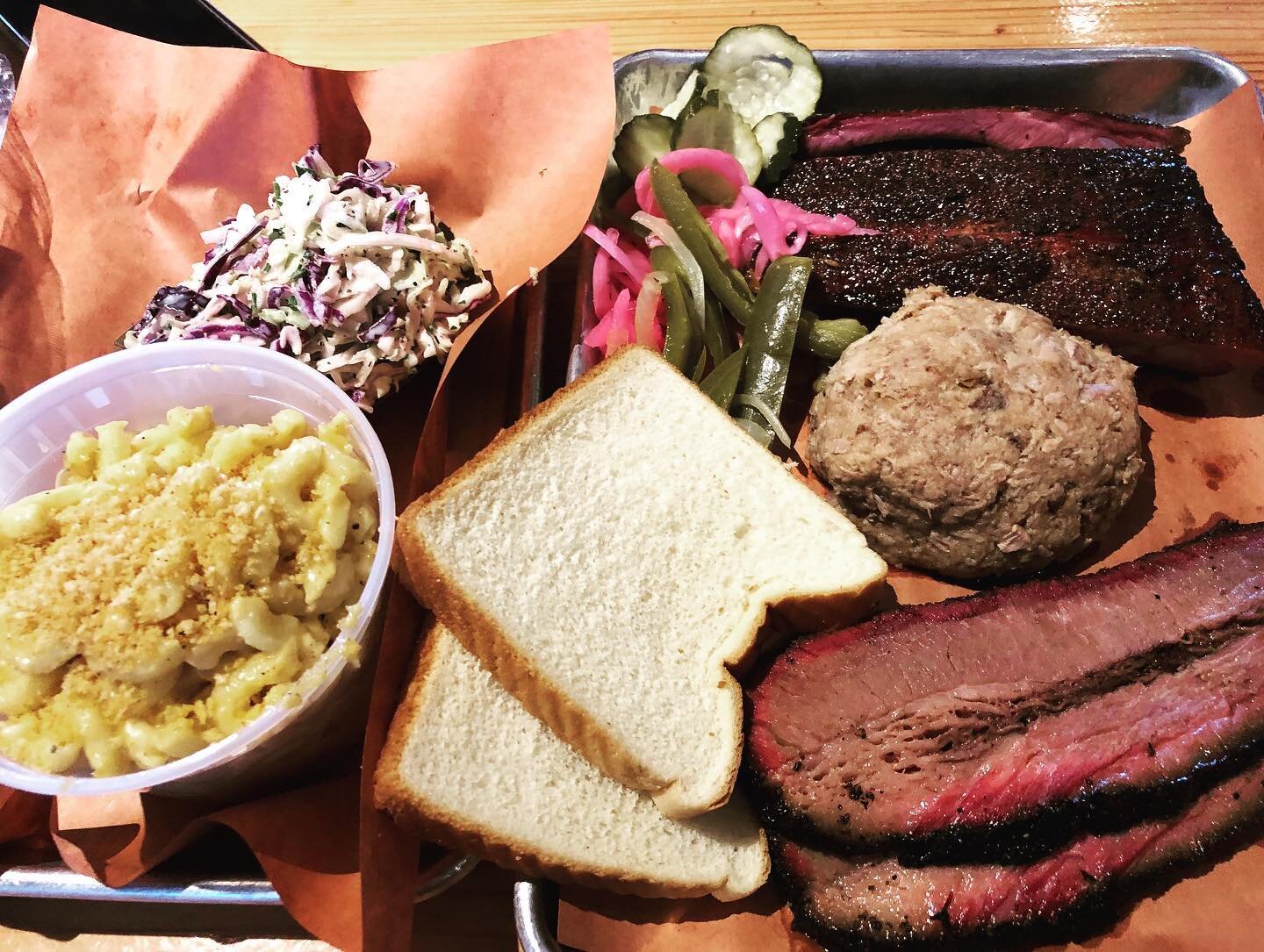 BBQ lovers trying Cali-bbq on whole hog collaboration day &hellip; and Moo&rsquo;s original eats were solid and definitely some of the best in LA (brisket, pork ribs, mac-n-cheese, slaw), but the visiting whole hog (middle of the tray) was overly cho