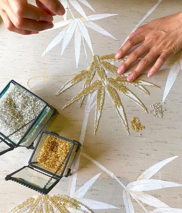 Chinoiserie-Wallpaper-Bamboo-Leaves-Woman-Embroidering-White-Fabric.jpg