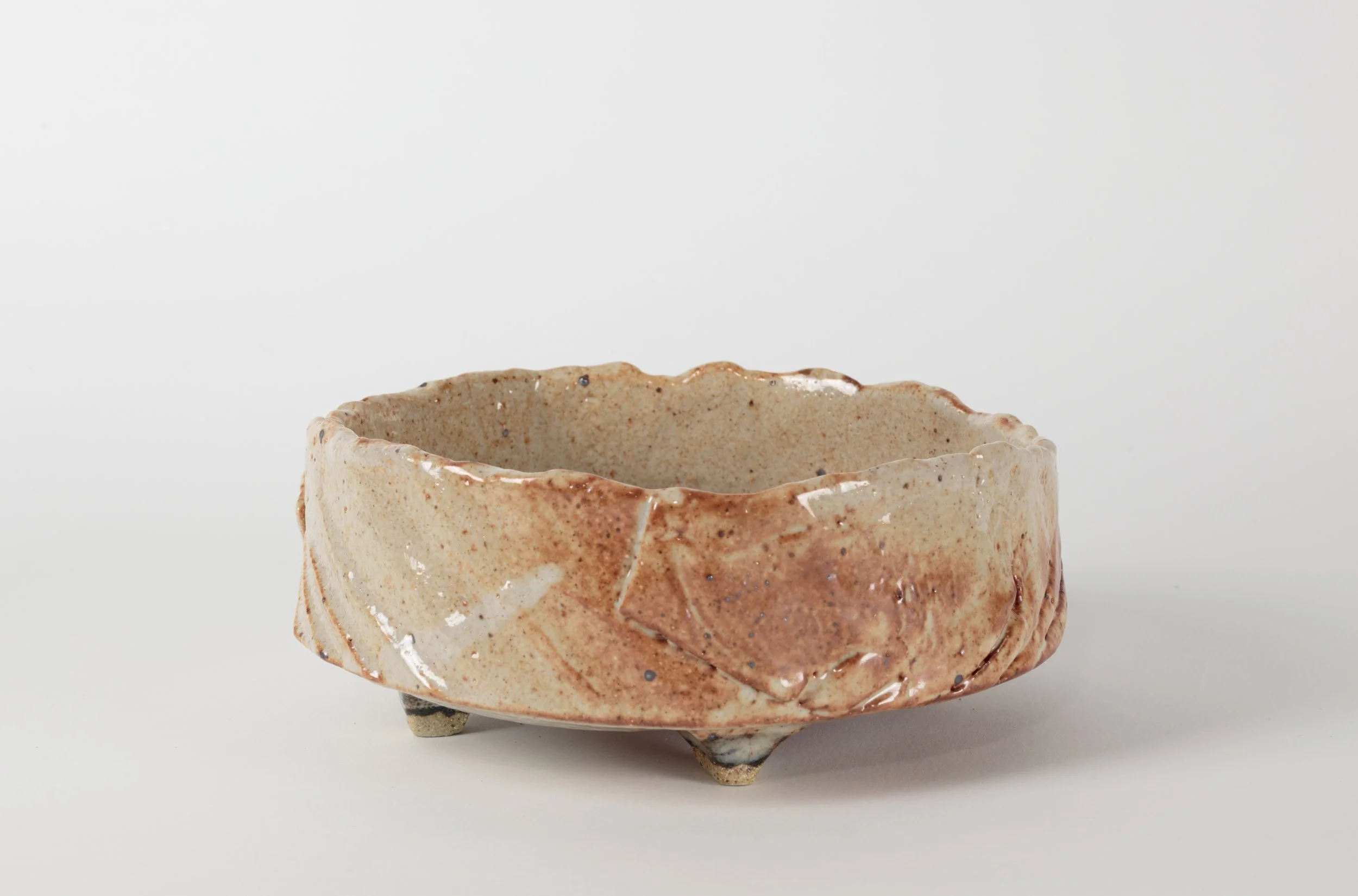 Alexander, Jan, bowl with four feet, Shino glazes, high fired stoneware.