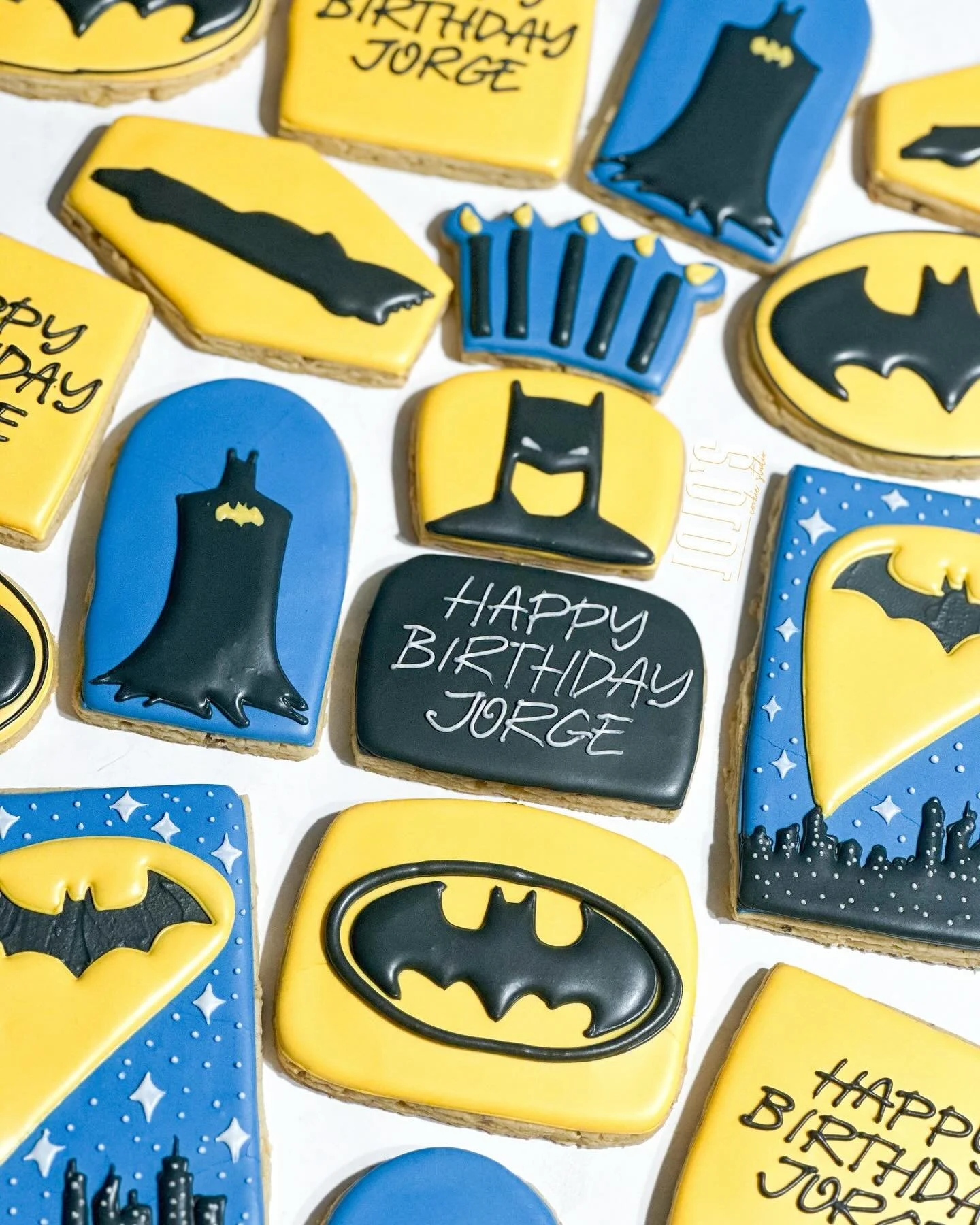 Happy birthday, ya old bat! 

Cutters by: @kaleidacuts , @bobbiscutters 

#cookiedecorating #decoratedcookies #cookieart #icedcookies #cookiesofinstagram #edibleart #sugarcookies #instacookies #customdecoratedcookies #satisfying #foodinspiration #pip