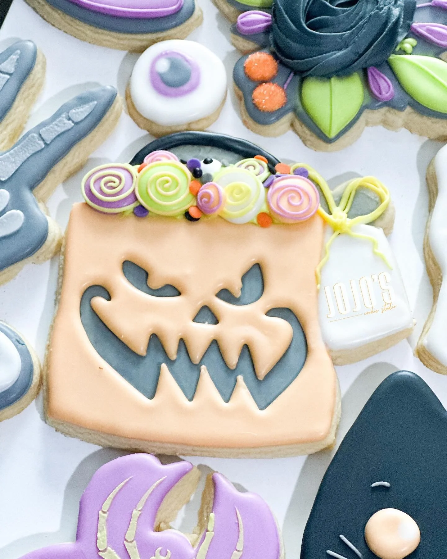 Mentally&hellip; I&rsquo;m here! So ready for Halloween 😂🎃

#cookiedecorating #decoratedcookies #cookieart #icedcookies #cookiesofinstagram #edibleart #sugarcookies #instacookies #customdecoratedcookies #satisfying #foodinspiration #piping #royalic