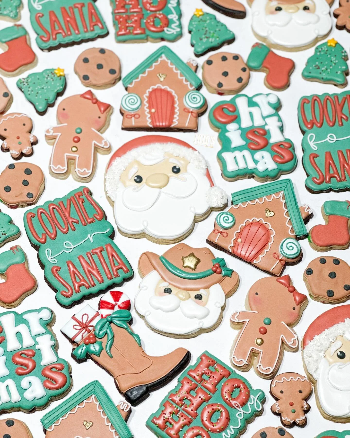 Merry Christmas, y&rsquo;all! 🎄🎅🏼

Cutters by: @thesweetdesignsshoppe and @kaleidacuts 

#cookiedecorating #decoratedcookies #cookieart #icedcookies #cookiesofinstagram #edibleart #sugarcookies #instacookies #customdecoratedcookies #satisfying #fo