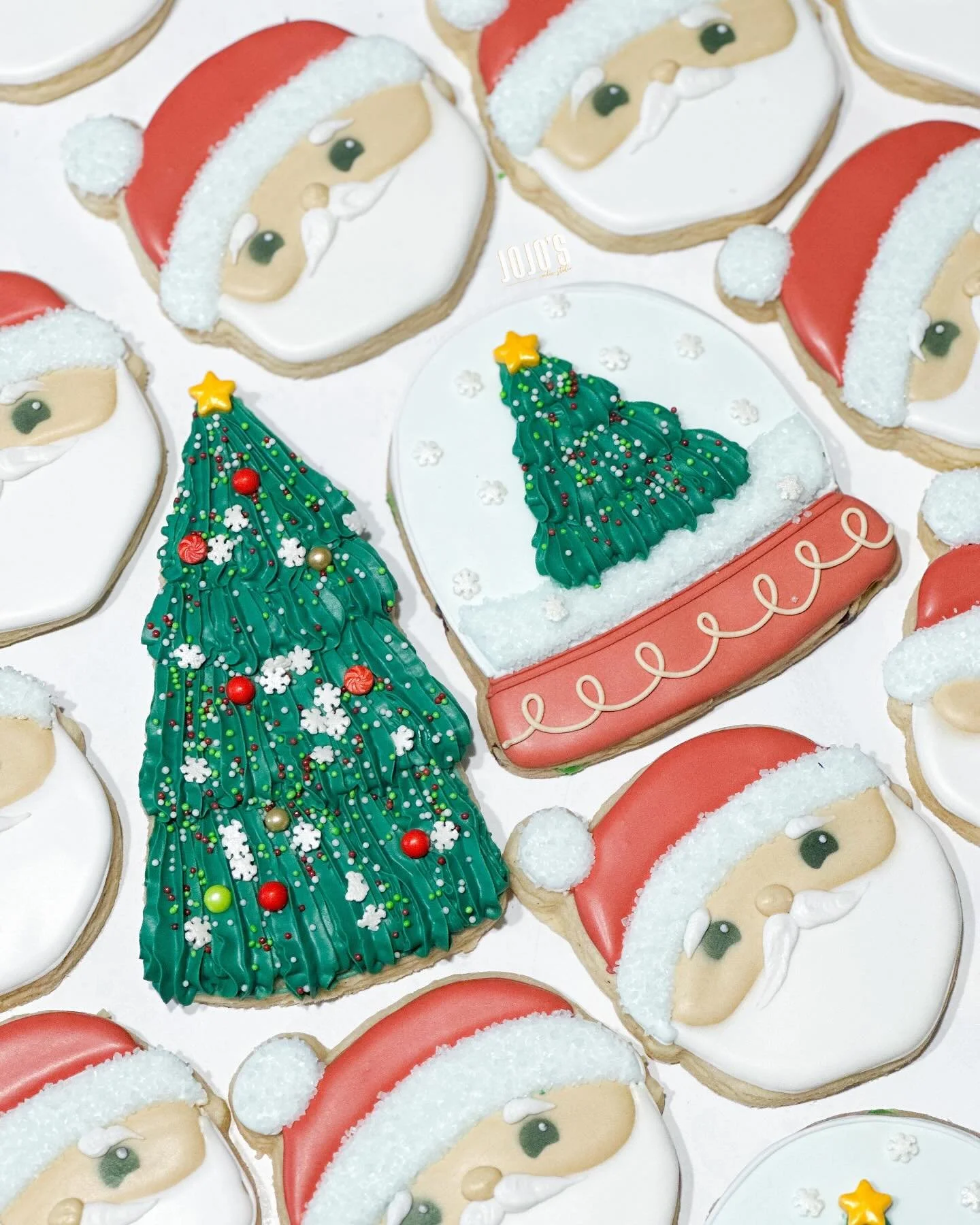 Christmas is two days away! 🎄🎅🏼

Cutters by: @killerzebras , @yolis_yummies and @thesweetdesignsshoppe 

#cookiedecorating #decoratedcookies #cookieart #icedcookies #cookiesofinstagram #edibleart #sugarcookies #instacookies #customdecoratedcookies