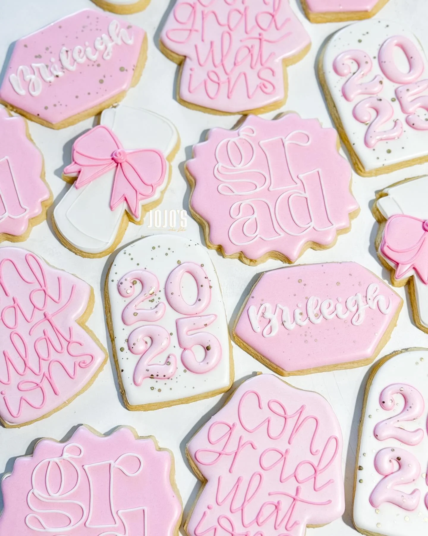 And just like that&hellip; she&rsquo;s done! 

Cutters by: @kaleidacuts 

#cookiedecorating #decoratedcookies #cookieart #icedcookies #cookiesofinstagram #edibleart #sugarcookies #instacookies #customdecoratedcookies #classof2025 #graduationcookies #