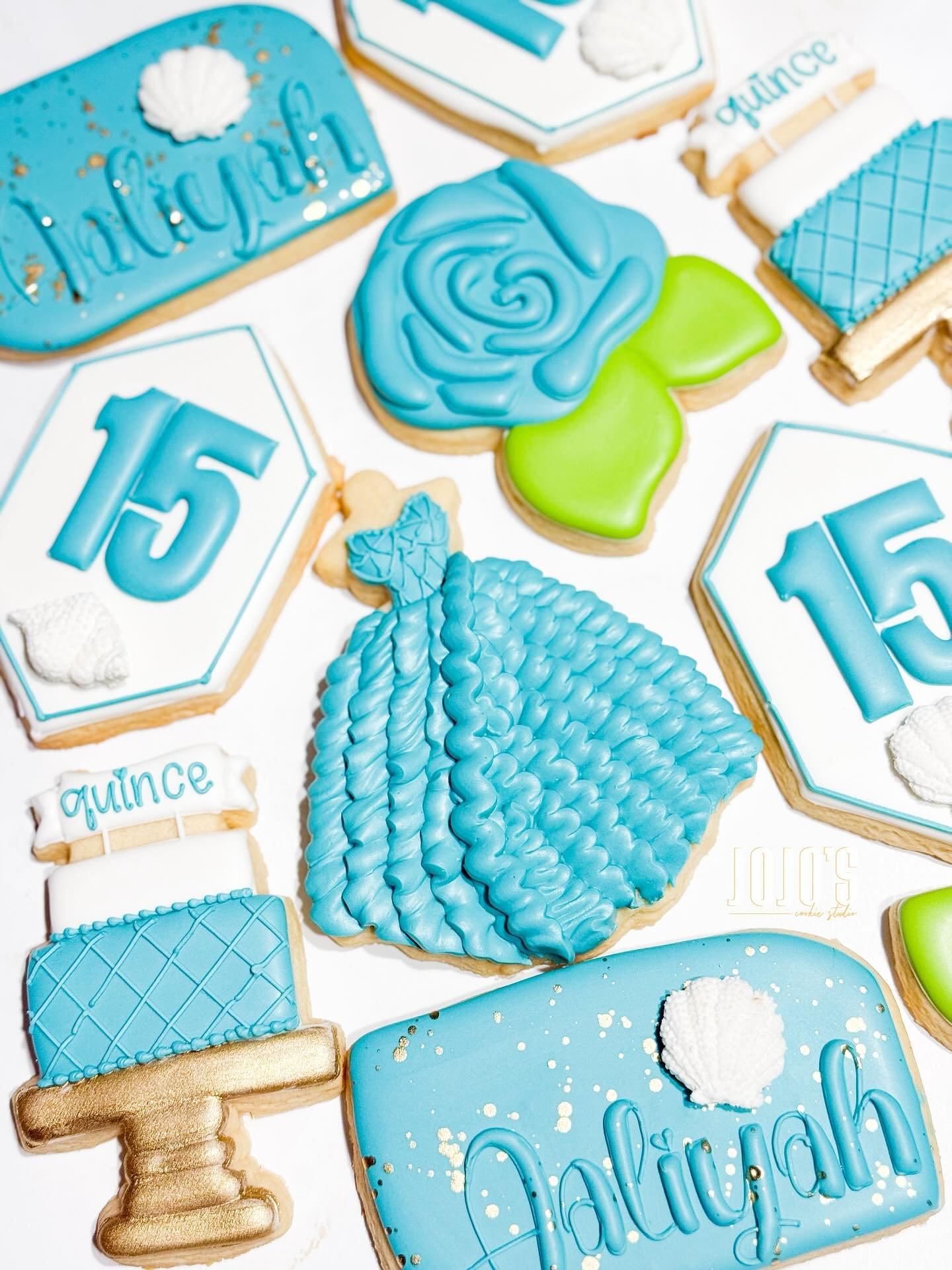 Happy Quince! 

Cutters by: @kaleidacuts , @bobbiscutters 

#cookiedecorating #decoratedcookies #cookieart #icedcookies #cookiesofinstagram #edibleart #sugarcookies #instacookies #customdecoratedcookies #satisfying #quince&ntilde;era #piping #royalic