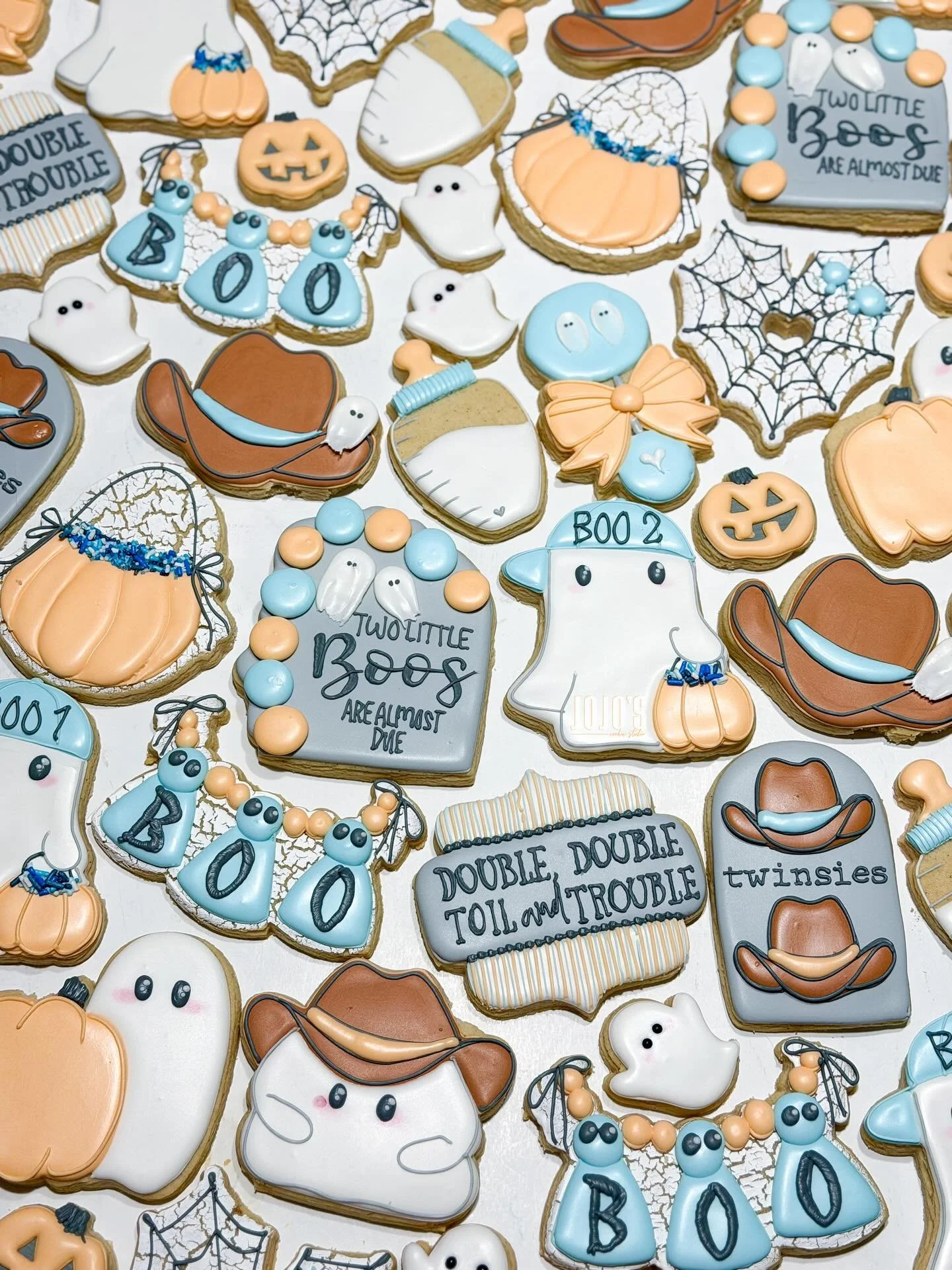 Two little BOOS are almost due! 👻👻

Cutters by: @kaleidacuts , @thesweetdesignsshoppe , @bobbiscutters , @oquirrhmtncookies , @thecookiery.ca 

#cookiedecorating #decoratedcookies #cookieart #icedcookies #cookiesofinstagram #edibleart #sugarcookies