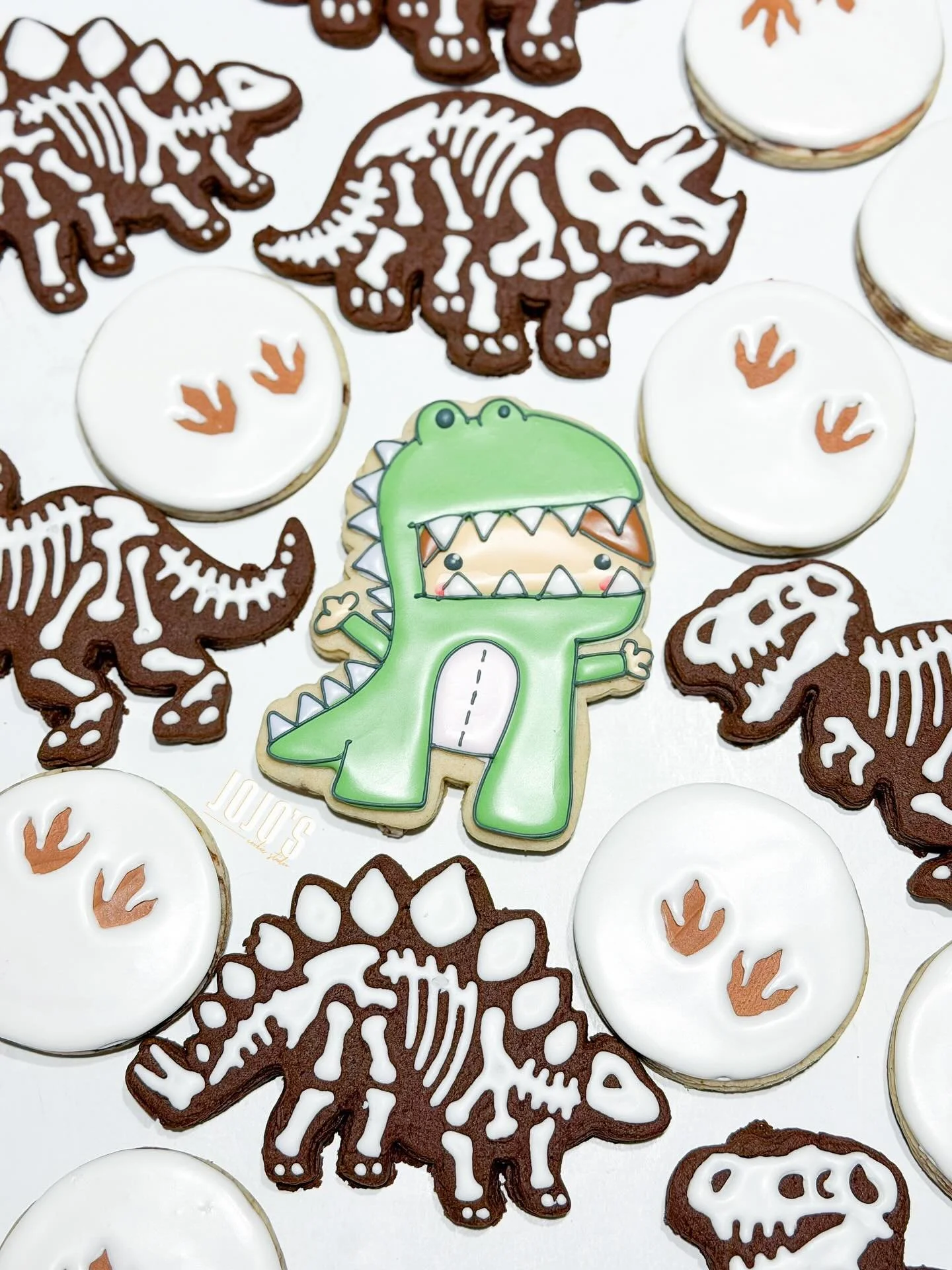 A dinosaur birthday is the best kind of birthday! 🦖🦕

Cutters by: @thesweetdesignsshoppe 

#cookiedecorating #decoratedcookies #cookieart #icedcookies #cookiesofinstagram #edibleart #sugarcookies #instacookies #customdecoratedcookies #dinosaurcooki