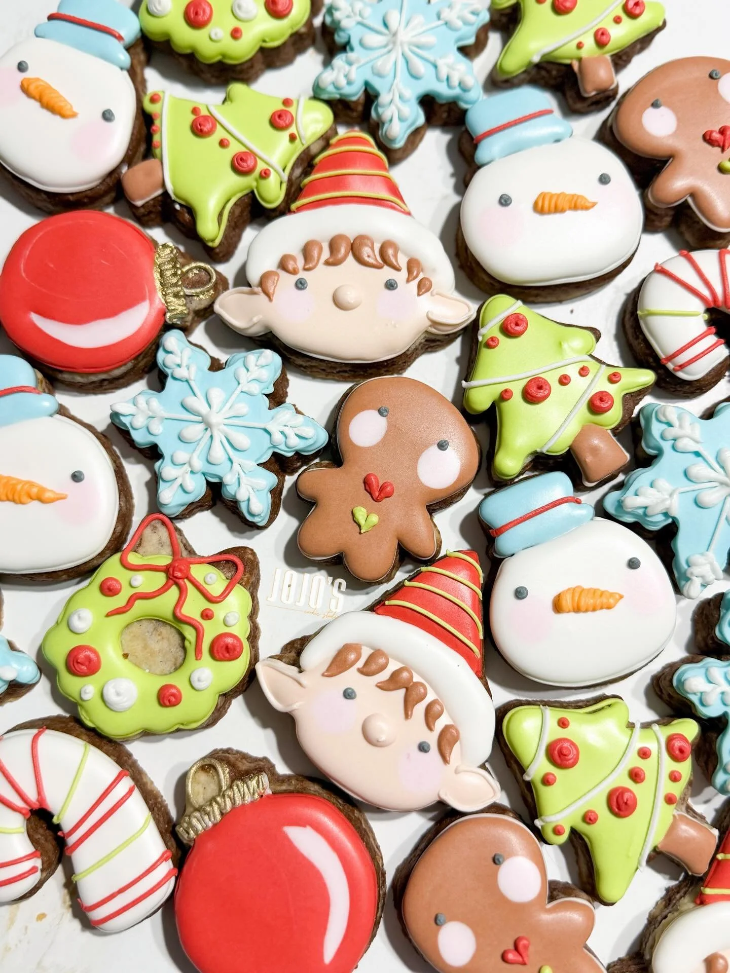 ONE MORE DAY UNTIL CHRISTMAS! 🎄

Cutters by: @katebakesco 

#cookiedecorating #decoratedcookies #christmascookies #royalicingcookies #cookiesofinstagram