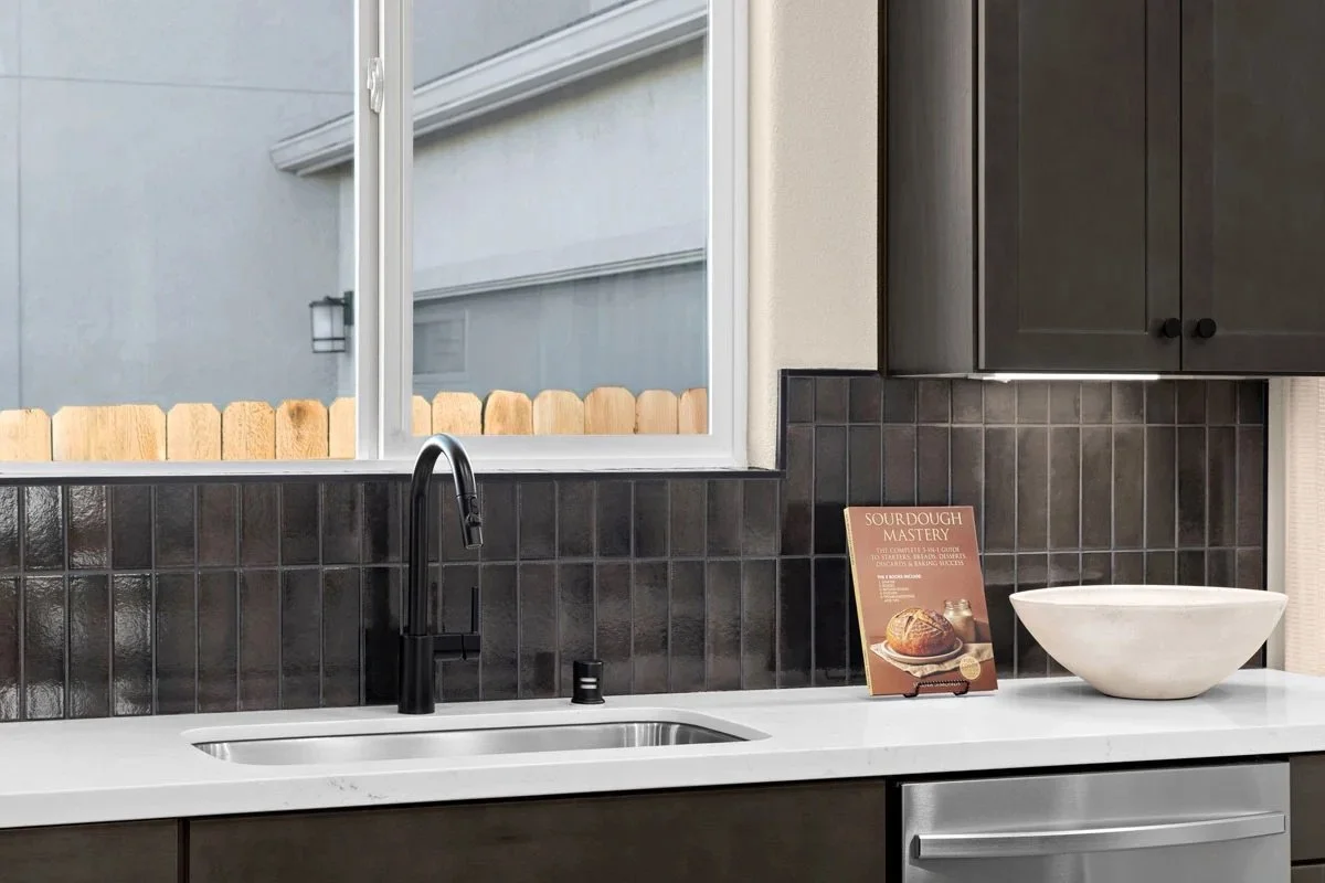kbsac_canterburyatplacer_plan1708-backsplash-cameo_7524b-3300-1200.jpeg