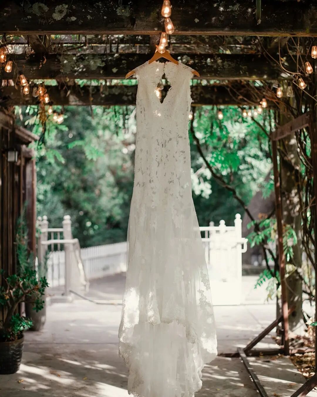🌼 Gorgeous dress at @ardenwoodevents 

.

.

.

.

 
.

#weddingboutique #bridedetails #wedding_dress #bridedresses #bridesdress #weddingphotographyideas #whitefashion #weddingdresssale #bridalfashion2018 #bridalfashionmagazine #stylemeprettybride #