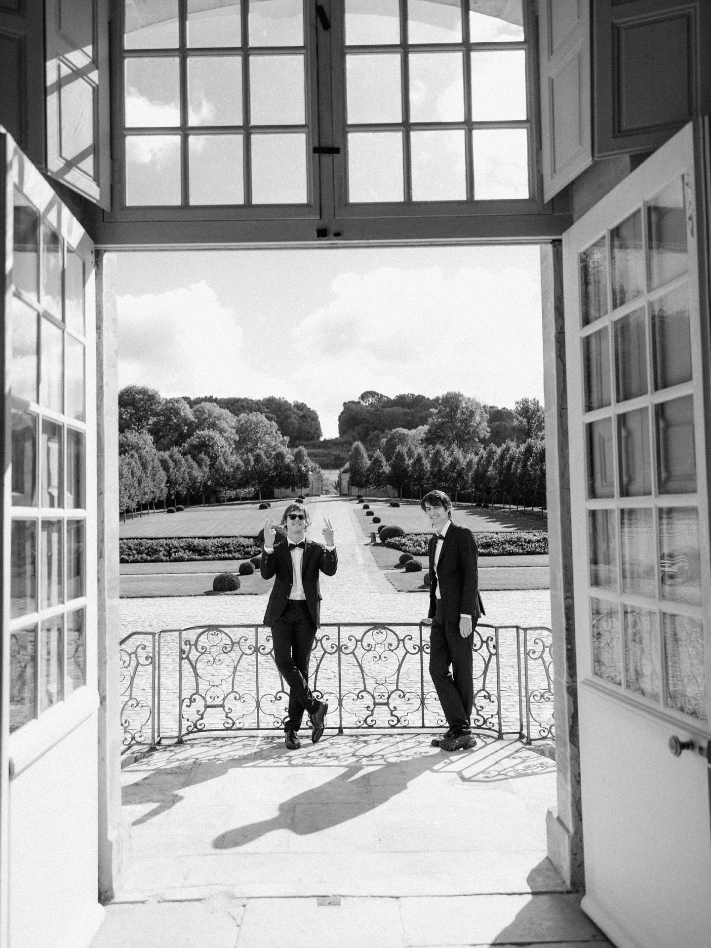 This one's for the boys. Because grooms deserve cool portraits too.

Editorial with @wed_vibes
Executive Production Team @wed_vibes
Venue @chateau_de_villette @theheritagecollection
Planner @anacoelhoduarte_weddings
Concept @thc_planning
BTS photo @s