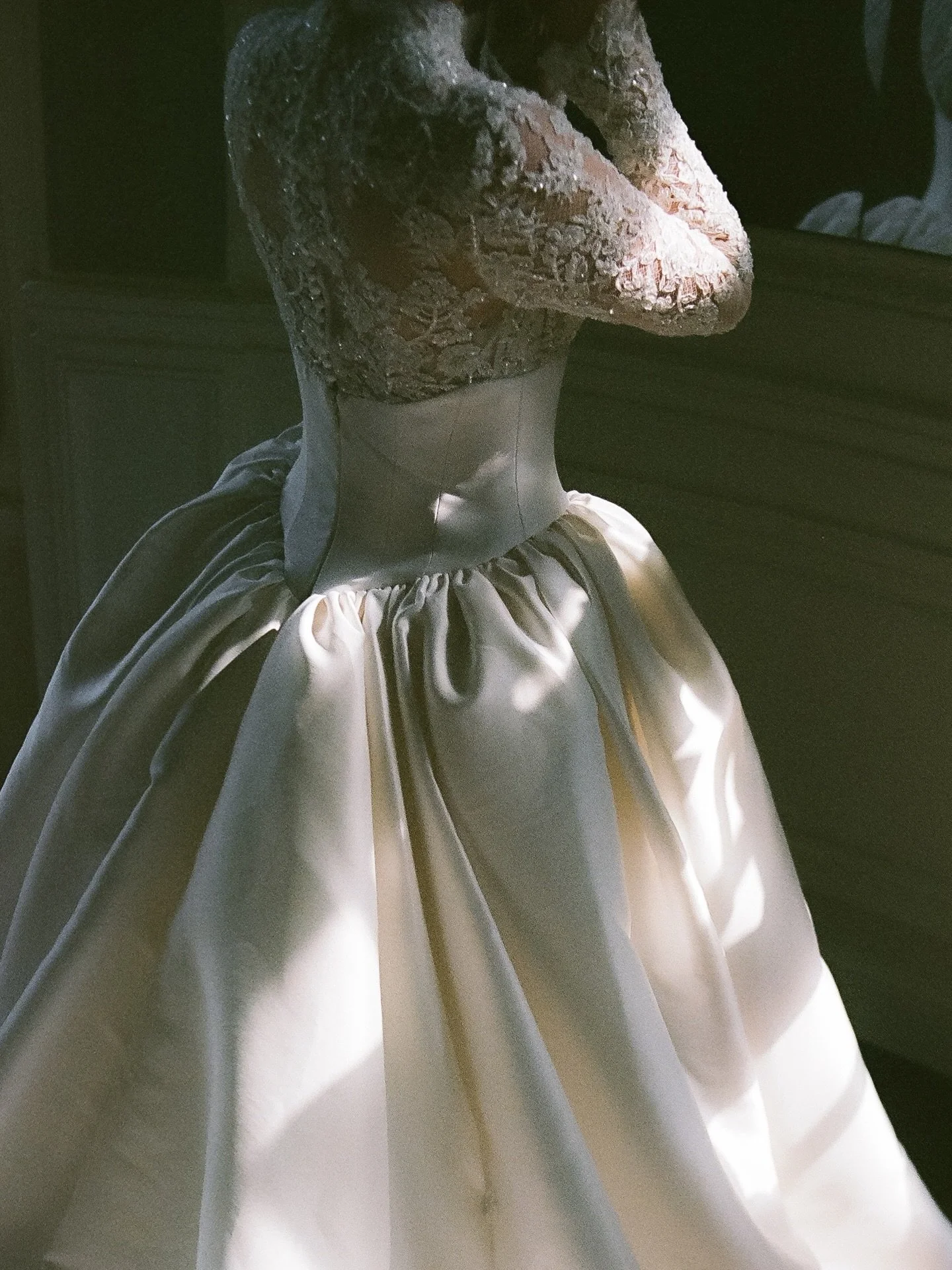 Bridal details worthy of obsession.

Dress: @nicolefeliciacouture 
Venue: @thearmourhousemansion
Planner: @morganliddellevents
Photo: @rp.co_photo
Video: @87andsmith
Content: @socialbridescollective
Florist: @atmosphericfloral
Hair: Altynay
Makeup: @