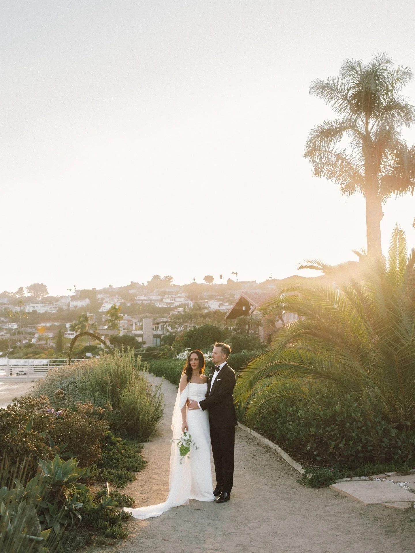 Cue Sufjan Stevens, 'I just wanna make out in my car'.

Venue: @thepearlhotel
Coordinator: @tharcourt
Photo: @rp.co_photo
MUA: @ashleyfierromua
Hair: @brooklyncardenas
DJ: @seansobash
Florals: @fooffloral
Desert: @extraordinary_desserts