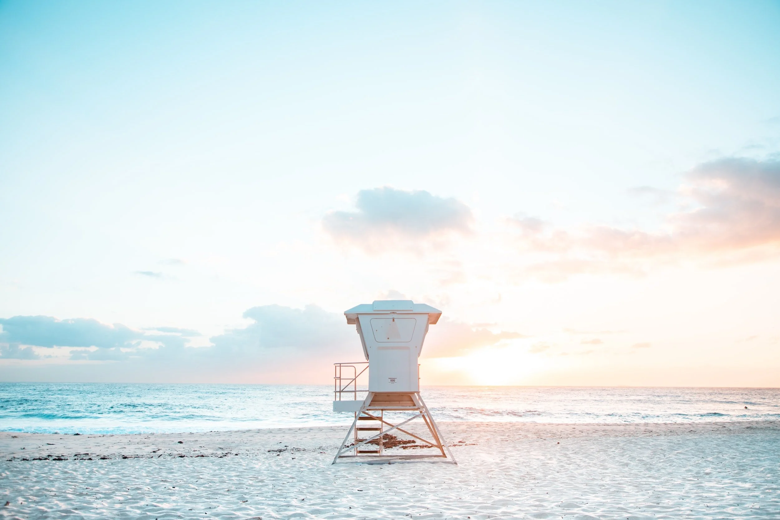 Bronte beach at sunrise with lifesaving tower