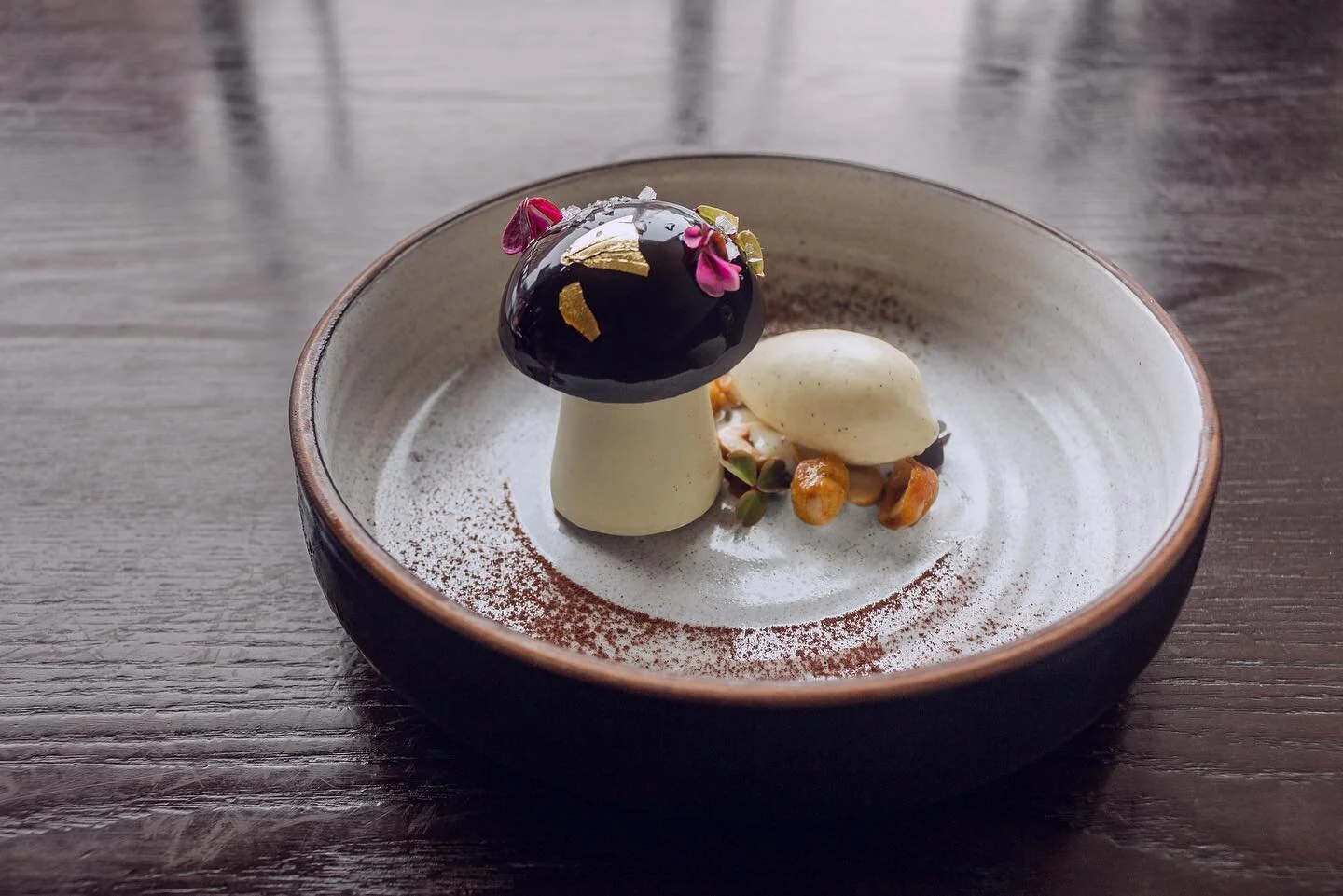 (5/5) 3&egrave;me plat (final dish):
porcini &bull; bahib&eacute; &bull; hazelnuts &bull; smoked vanilla ⭐️ 

(actual components: @valrhona bahib&eacute; milk chocolate and porcini mousse, porcini caramel, hazelnut dacquoise, housemade hazelnut prali