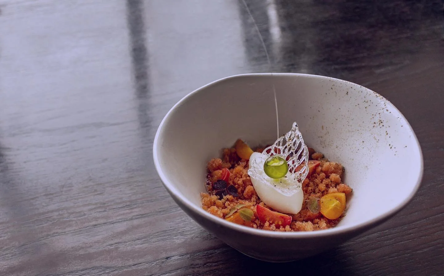 (4/5) 2&egrave;me entr&eacute;e: 
burrata &bull; heirloom tomato &bull; tarragon &bull; olive oil &bull; black pepper ⭐️ 

(actual components:  burrata ice cream, heirloom tomato granita, cherry tomatoes, tarragon oil, lemon olive oil cake, encapsula