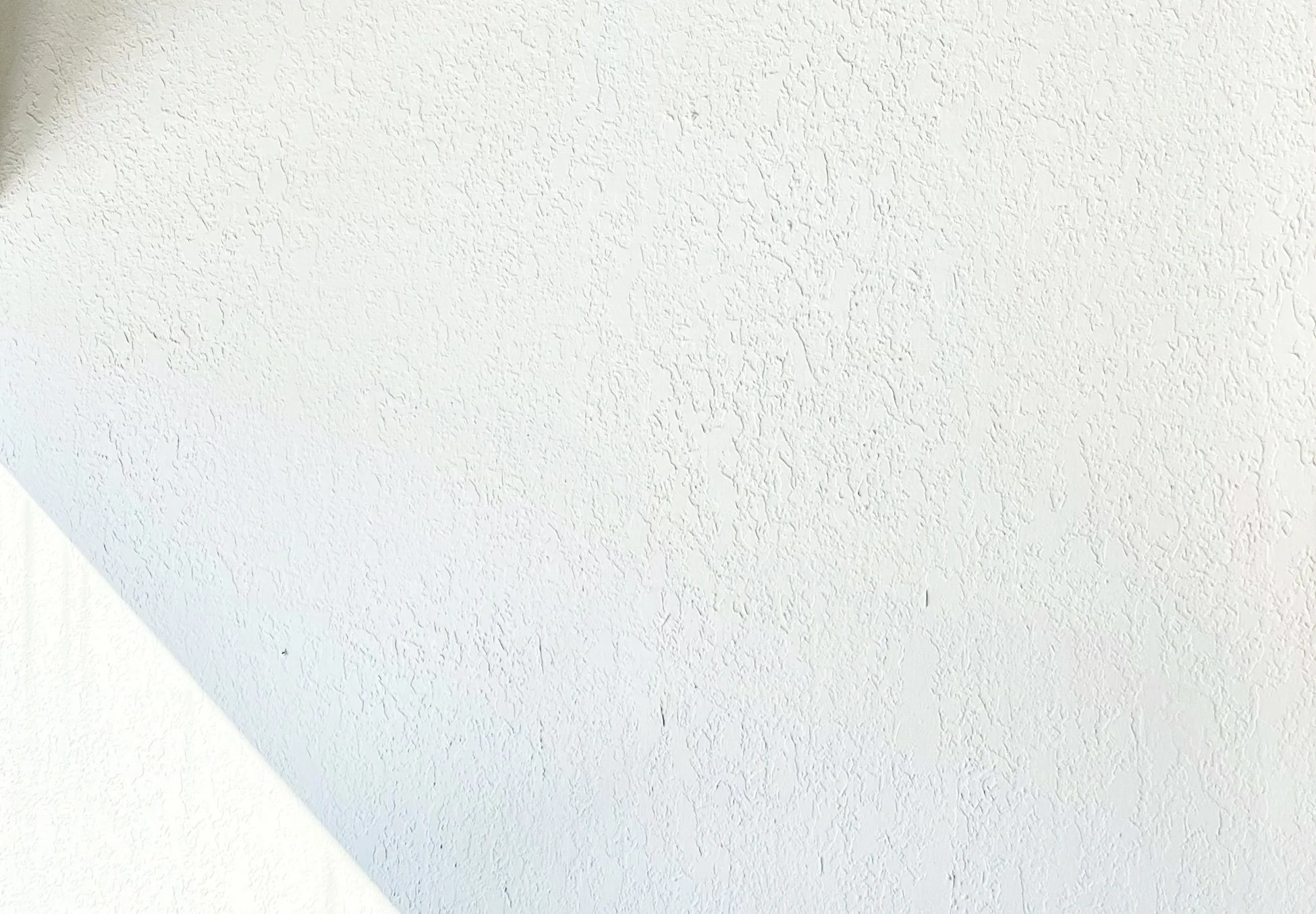 Clear, calming image of wall with natural light in Andrew Wilton LCSW, anxiety therapist's office near Buffalo, New York