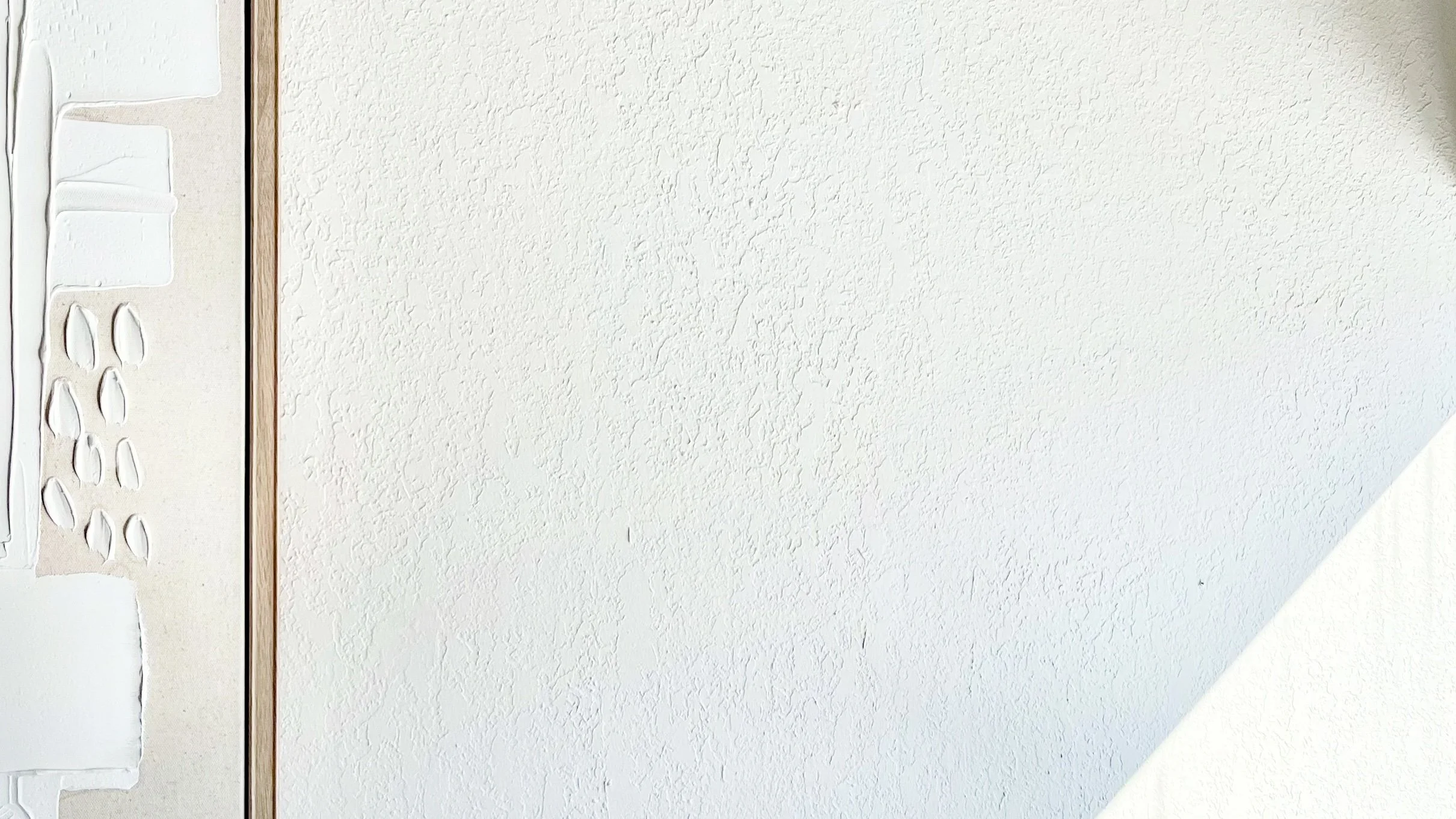 Abstract artwork and stucco wall in Andrew Wilton LCSW, evidence-based therapist's office near Buffalo, New York