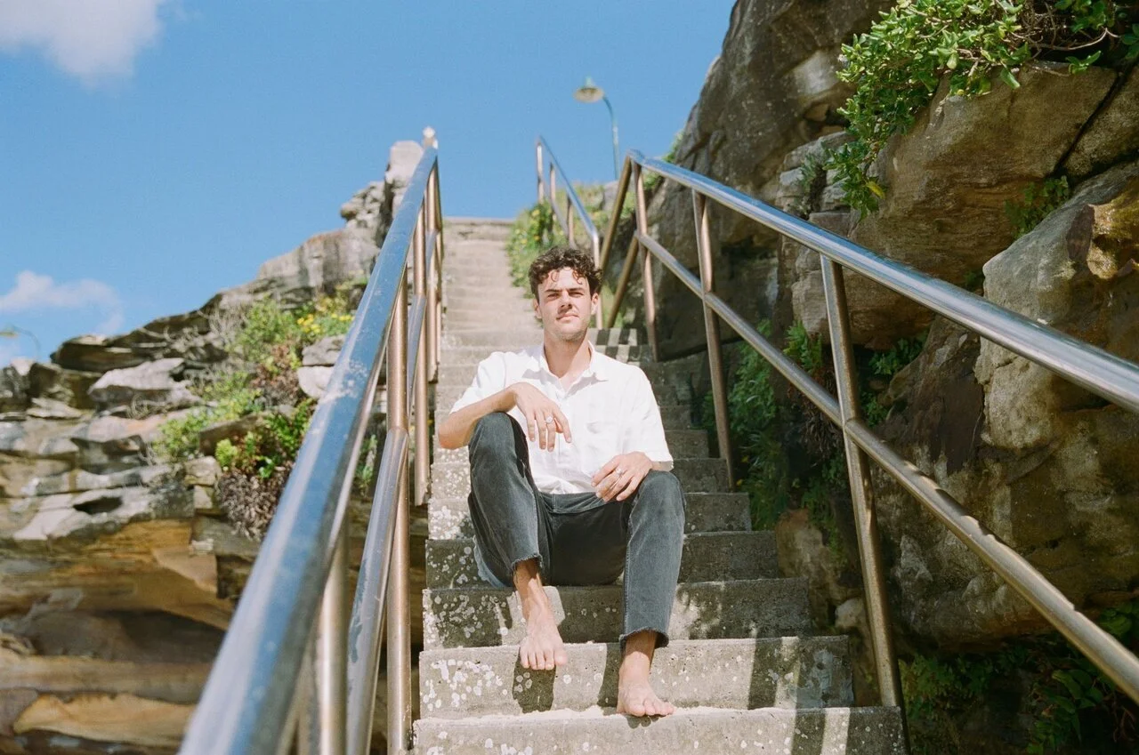 Oly Sherman returns with soulful new single, ‘The World Is In A Bad Room'