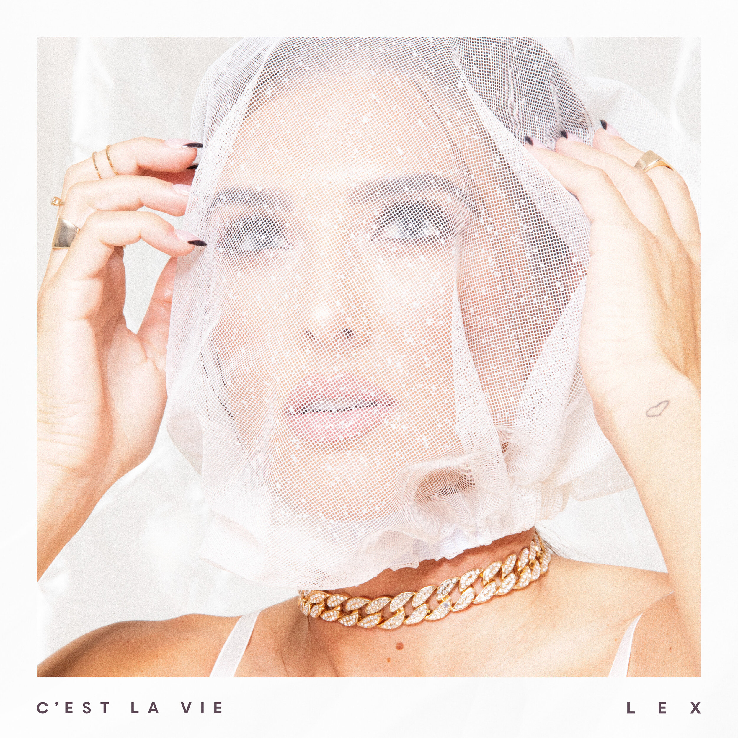 DARK-POP SONGSTRESS L E X RELEASES HER DEBUT SINGLE "C’EST LA VIE"