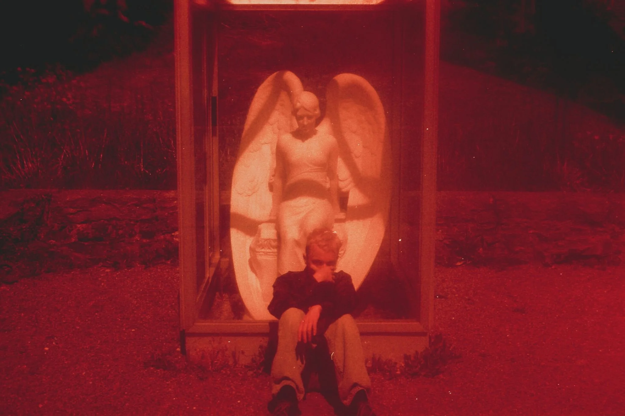 Photo credit: Olof Grind"Honing in on emo trap...and painting some very dark stories. Totally and utterly addictive." - Jack Saunders (BBC Radio 1)  "This Swedish artist is attempting to change the face of alternative music.” - Rock Sound  “addictiv…