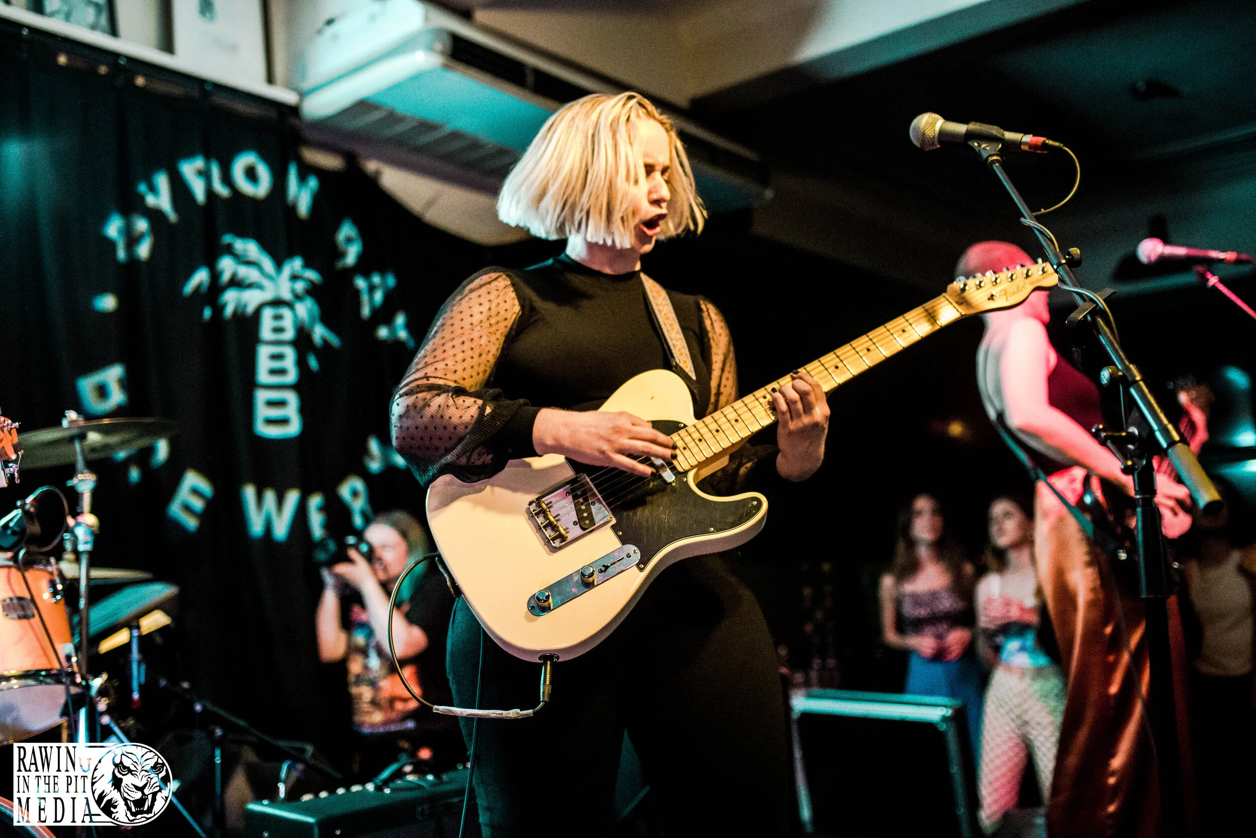 Moaning Lisa with Dead Witch - Vic On The Park - 10th April 2021