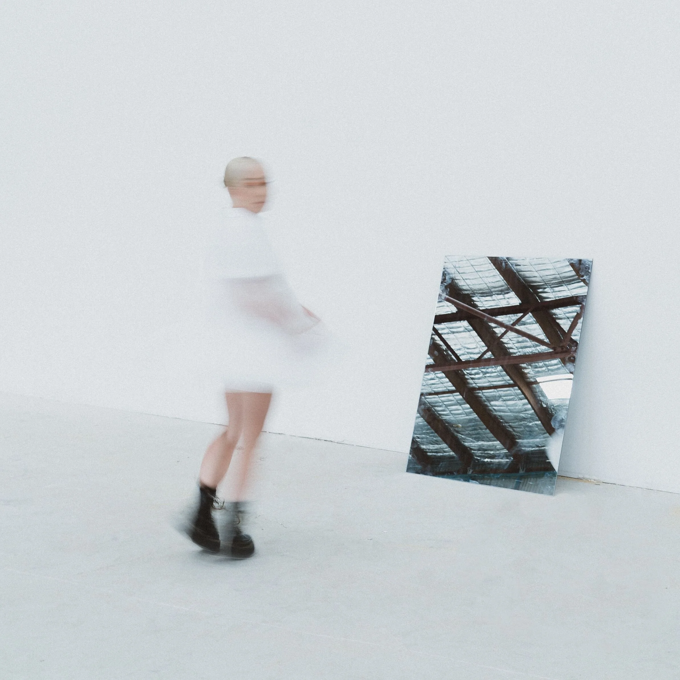 Hanni reveals velvety pop single "Talking To Myself In The Mirror"