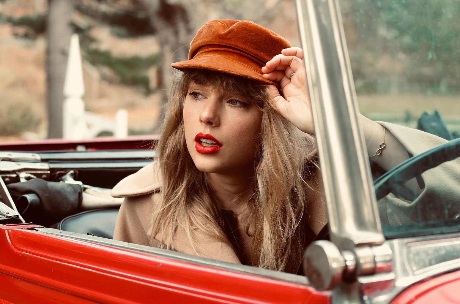 TAYLOR SWIFT DROPS FESTIVE HOLIDAY SINGLE ‘CHRISTMAS TREE FARM’