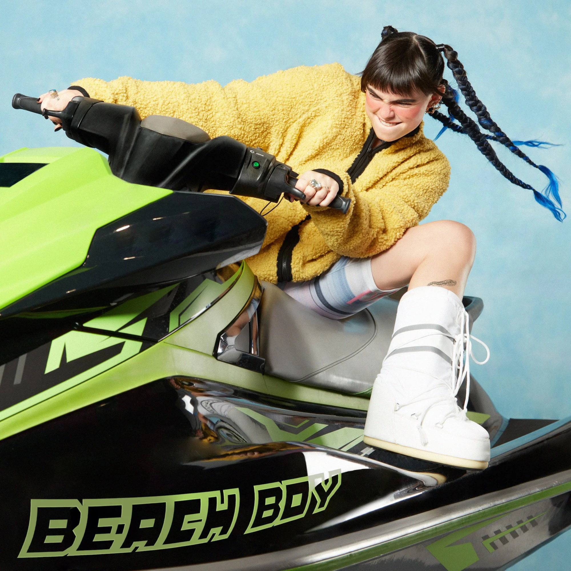 BENEE DROPS VIDEO FOR NEW SINGLE ’BEACH BOY‘