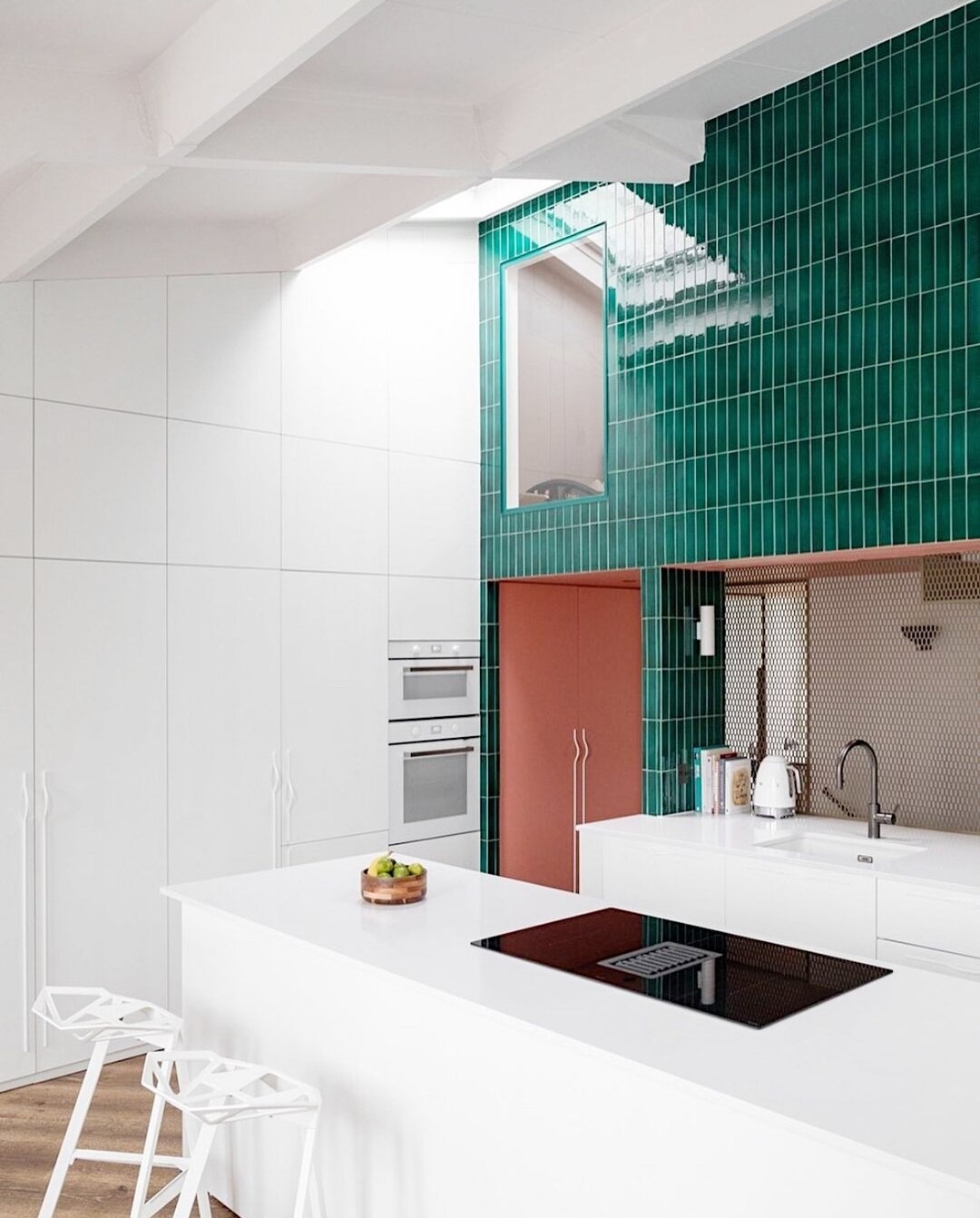 With a whites as crisp as a bite of Granny Smith, and emerald tiles that throw shade at the mundane, this kitchen isn't just a room; it's a bold statement piece. 

Design @archioui
Photo @bcdfstudio 

#smallspacedesign #compactliving #homerenovationi