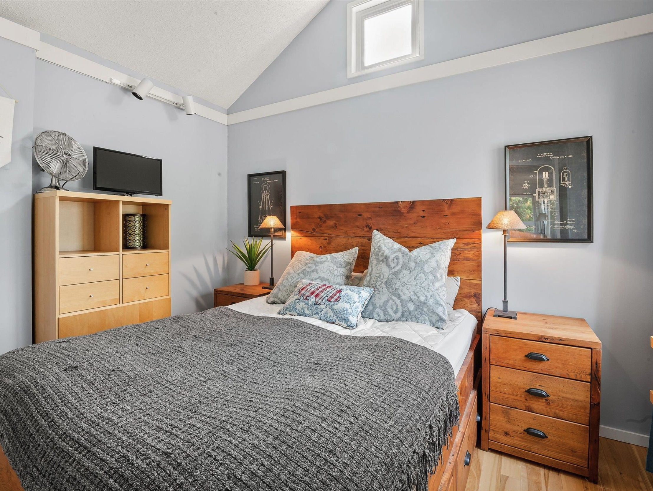 Before the transformation, the bedroom exuded a dated atmosphere with its gray walls and bedding, paired with imposing, heavy wood furniture. The room lacked the vibrancy and modern appeal that would later redefine its aesthetic.