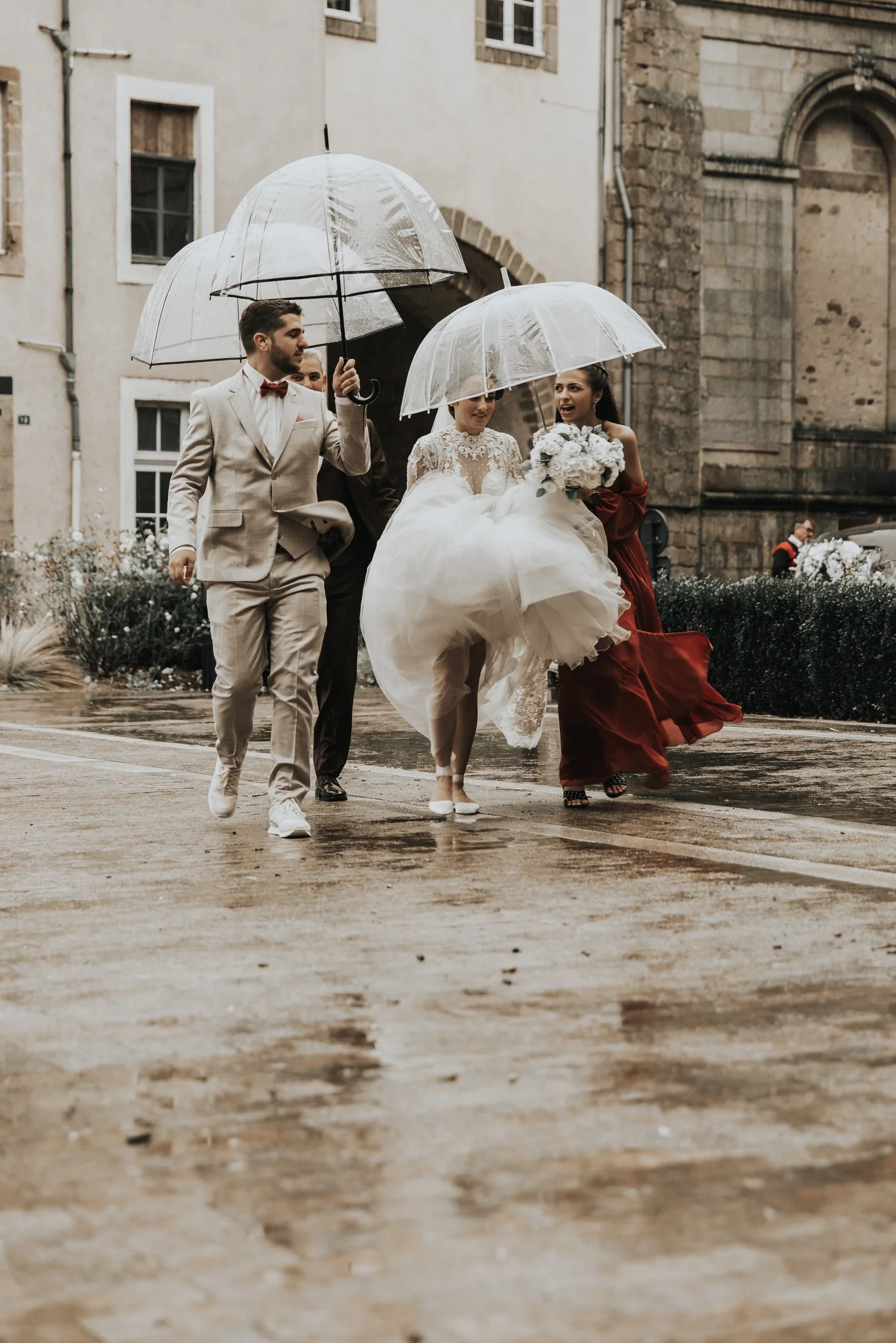 Mariage sous la Pluie : Conseils Inestimables pour des Photos Inoubliables et une Journée Parfaite