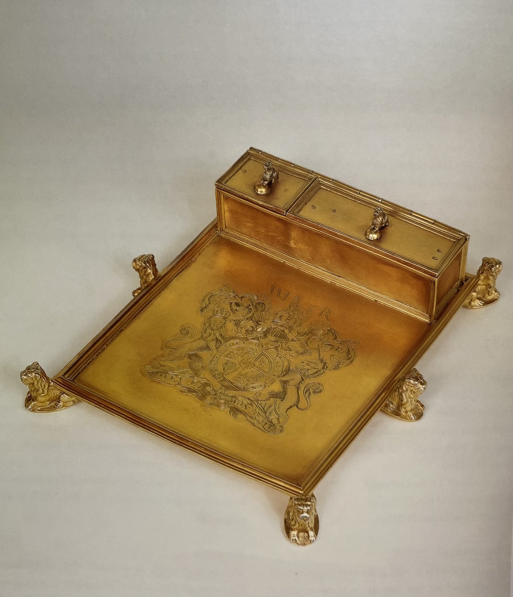 Caddinet - an engraved tray-like items