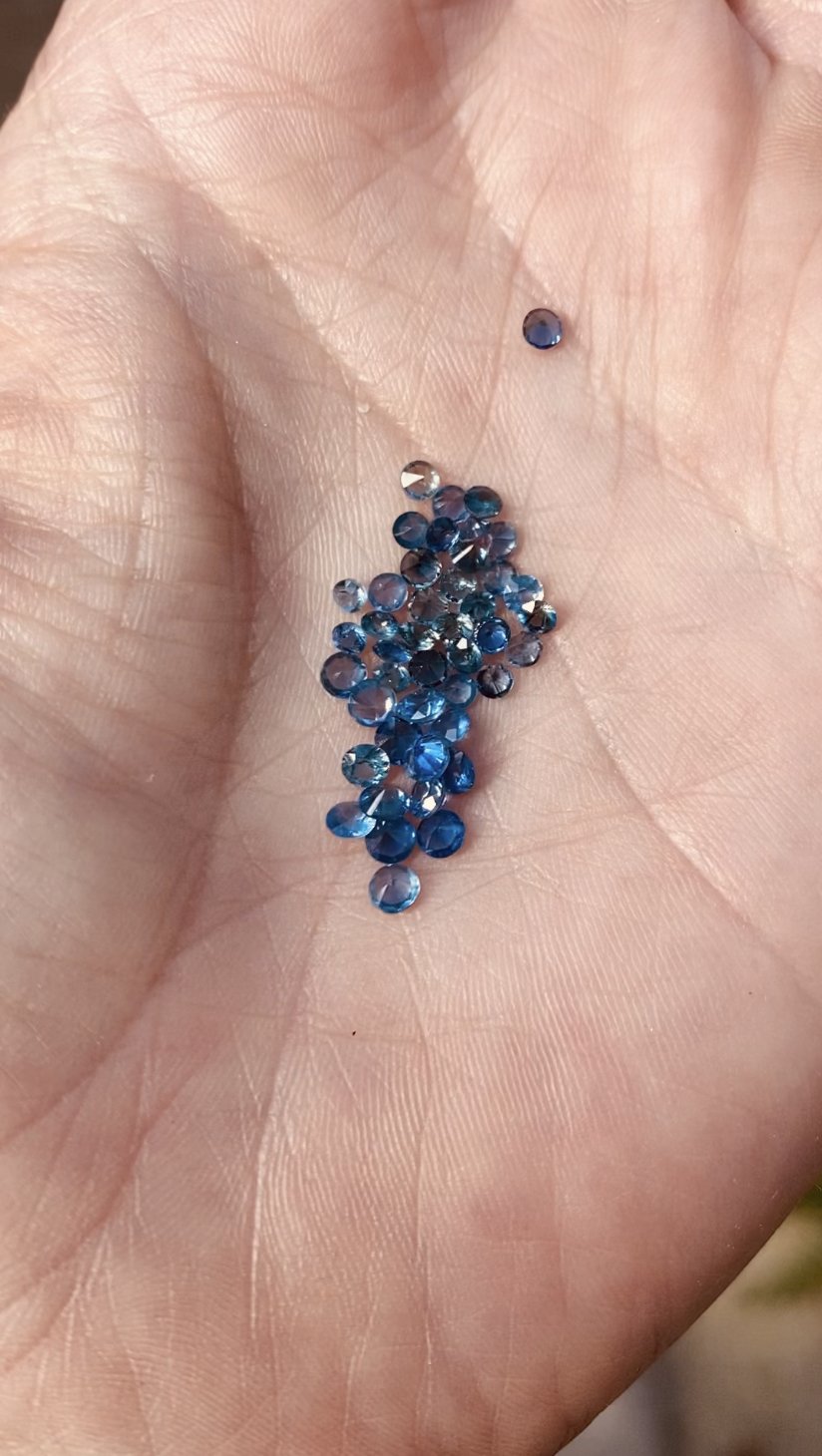 Loose blue faceted diamonds