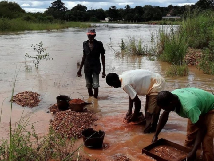 Mining at the rough and ready end: ‘artisanal’ mining in DRC.  Image: https://impacttransform.org/en/new-reports-on-artisanal-diamond-mining-in-cote-divoire-and-democratic-republic-of-congo/