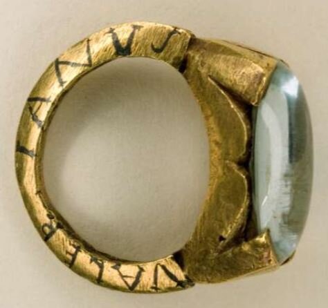 Aquamarine ring from the Roman period with names carved on the edge