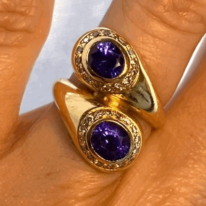 Colour change sapphire cross-over ring